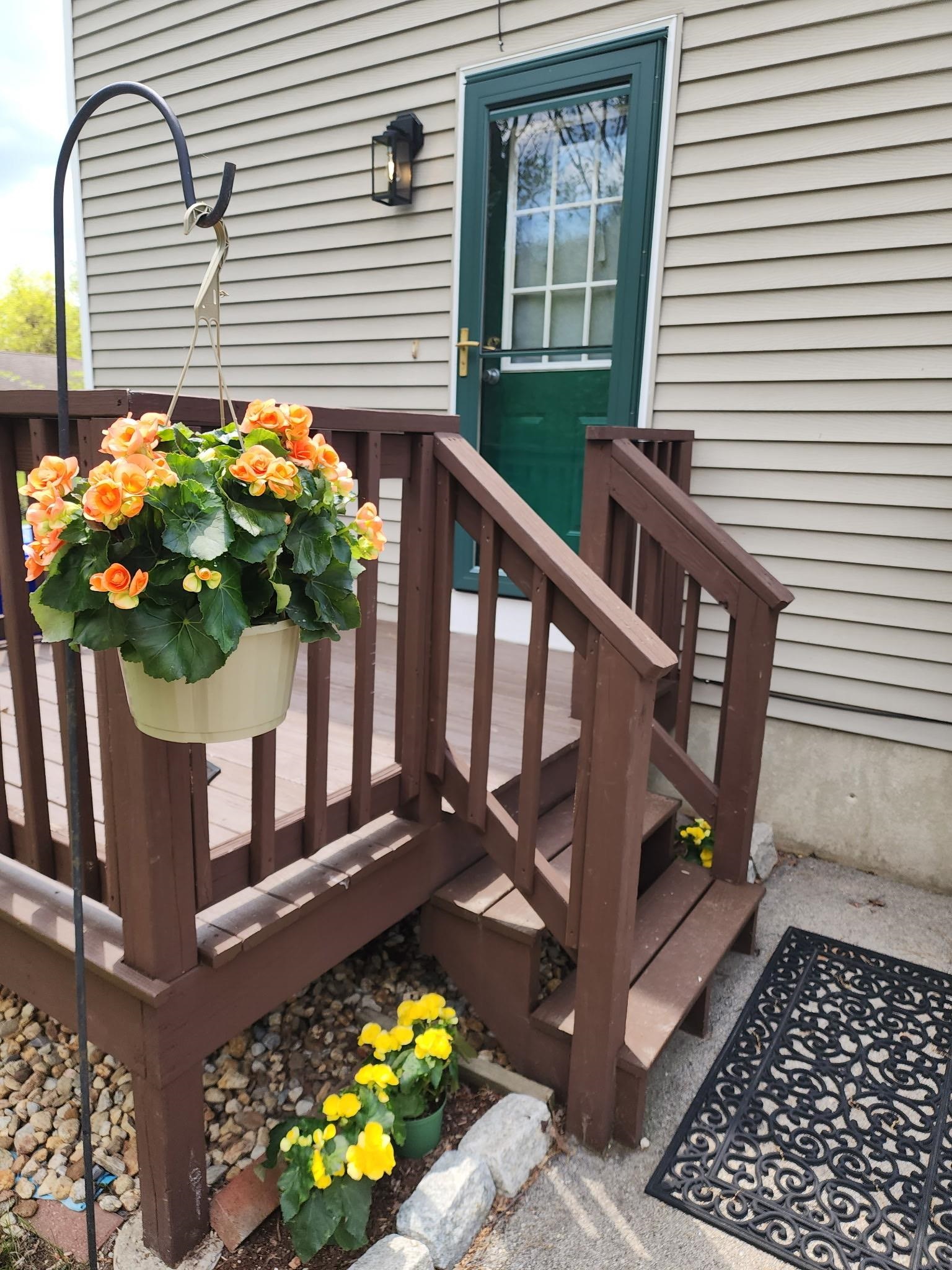 4 Gambia St, Hudson, NH 03051