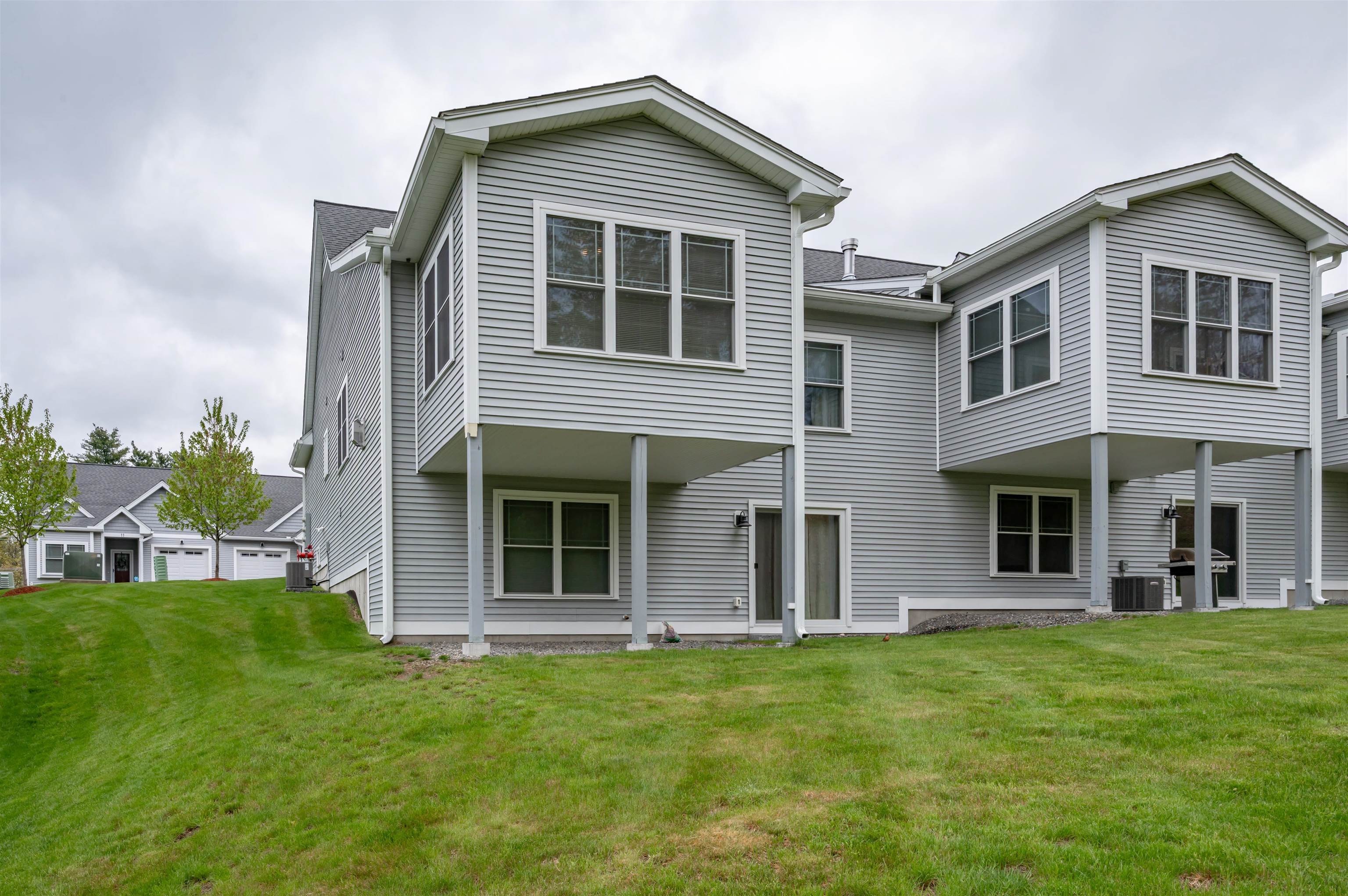 10 Abenaki Cir, Merrimack, NH 03054