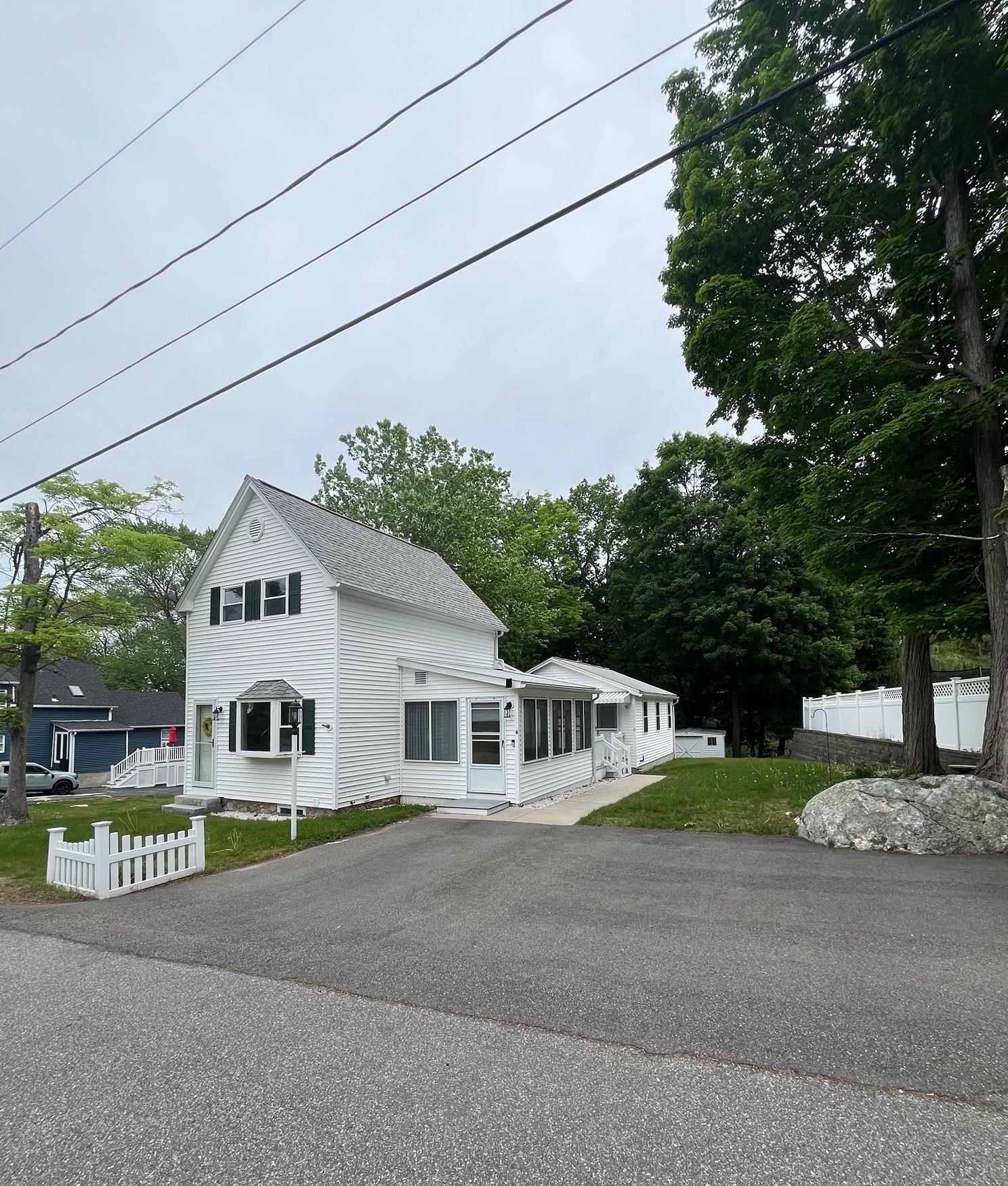 8 Maplewood Ave, Goffstown, NH 03045