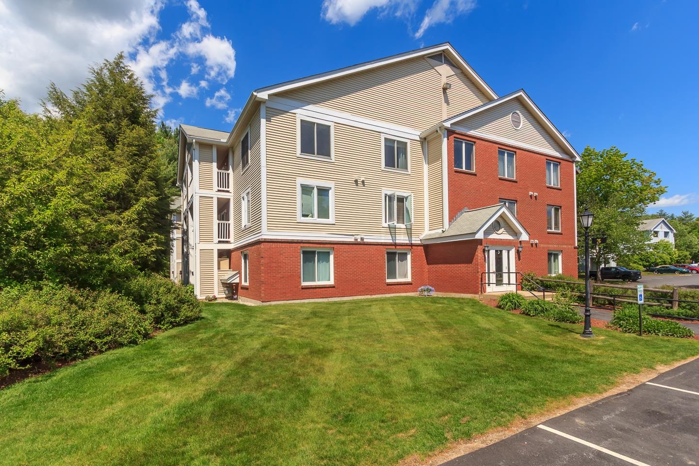 3 Timberwood Dr, Goffstown, NH 03045