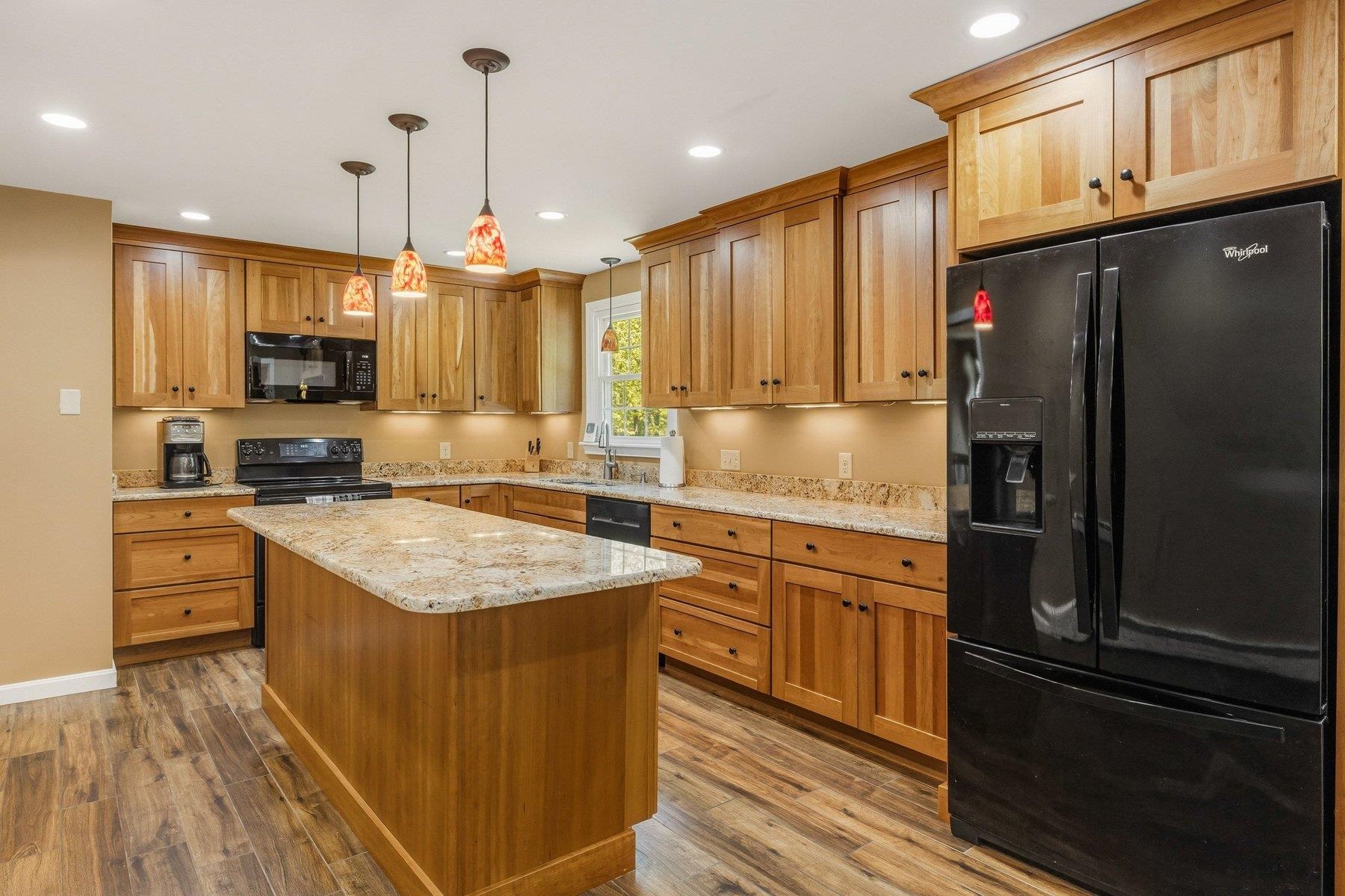 16 Jana Ln, Stratham, NH 03885