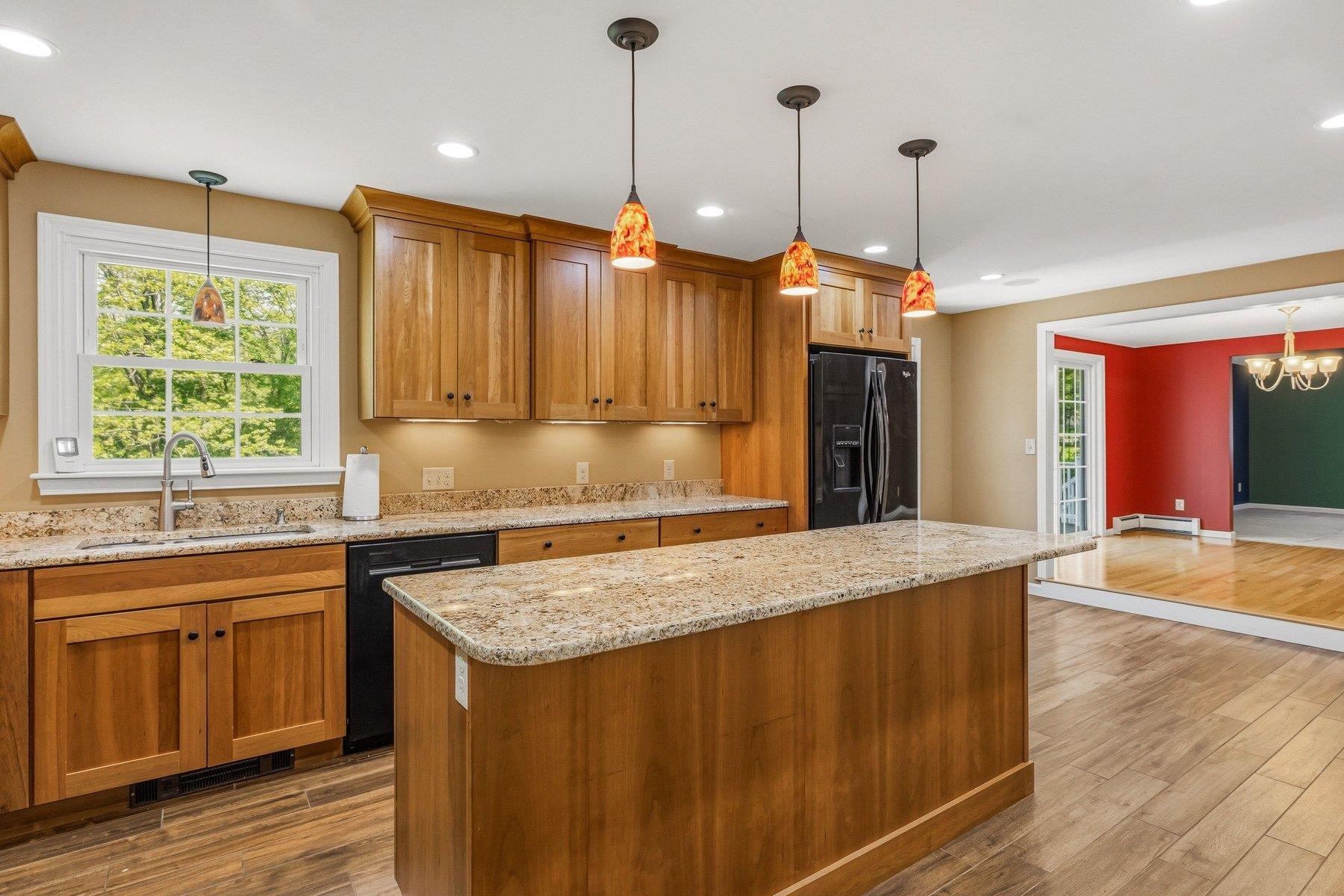 16 Jana Ln, Stratham, NH 03885