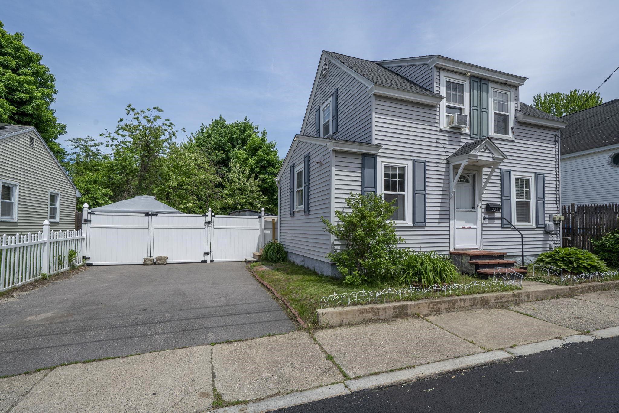 134 Ash St, Nashua, NH 03060