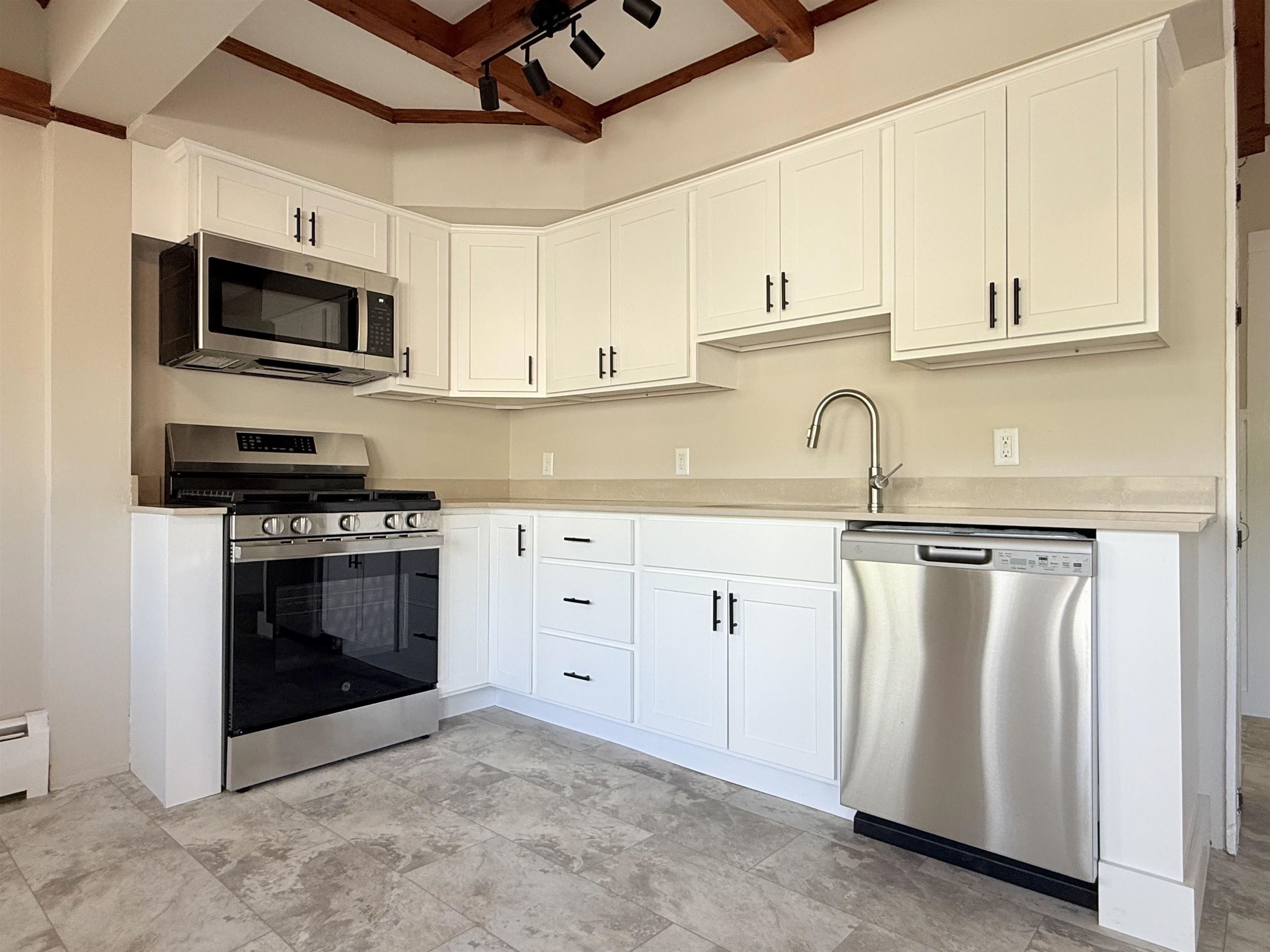 426 Milford St, Manchester, NH 03102
