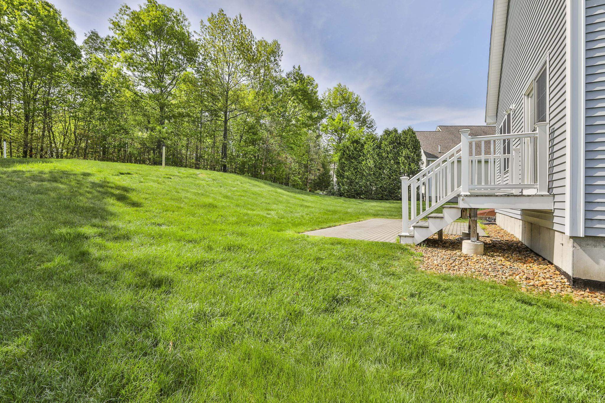 9 Black Forest Cir, Londonderry, NH 03053