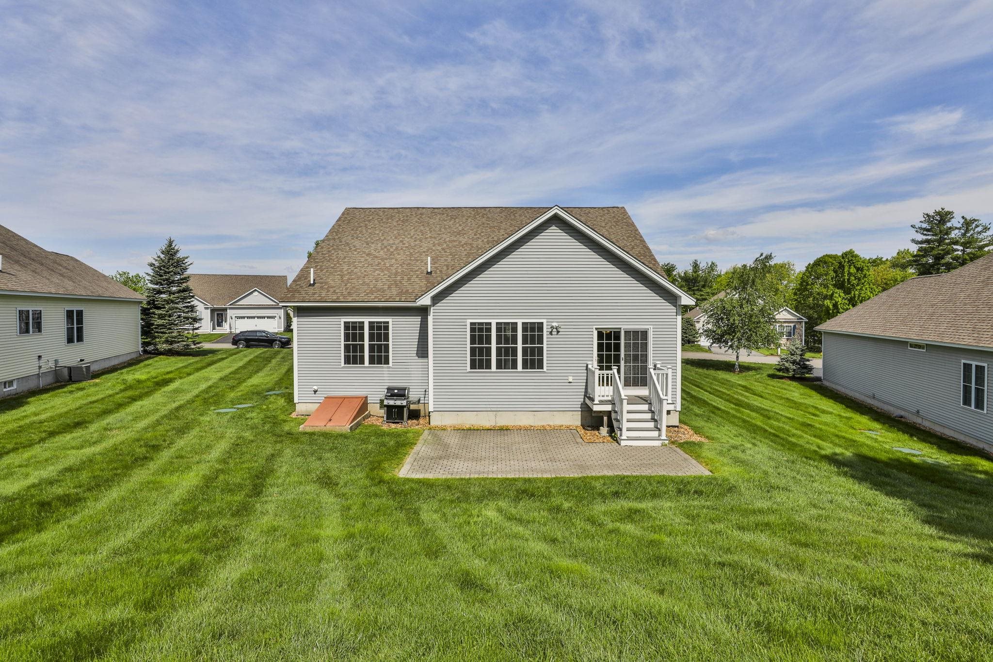 9 Black Forest Cir, Londonderry, NH 03053