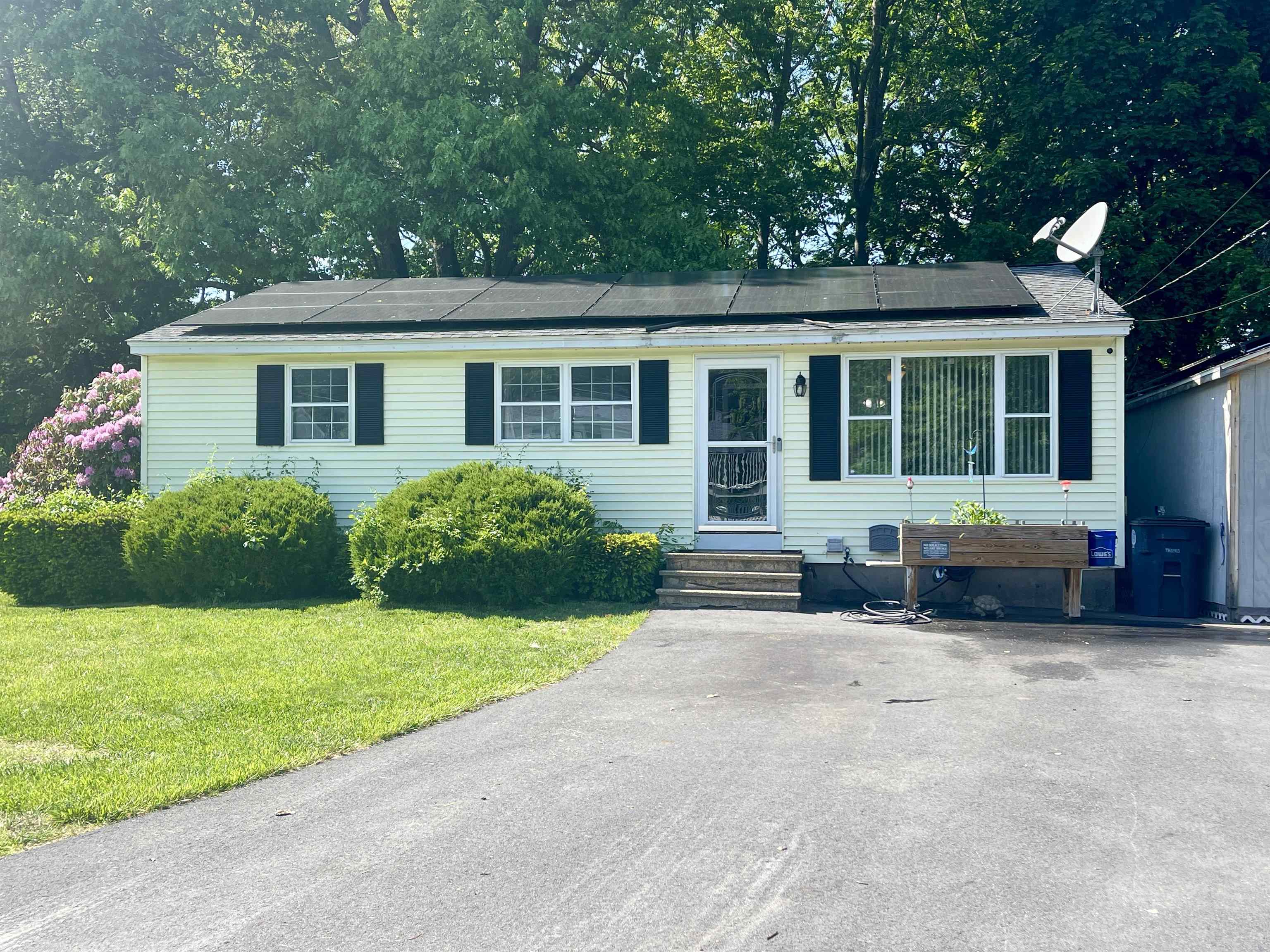 14 Charlton Cir, Nashua, NH 03060