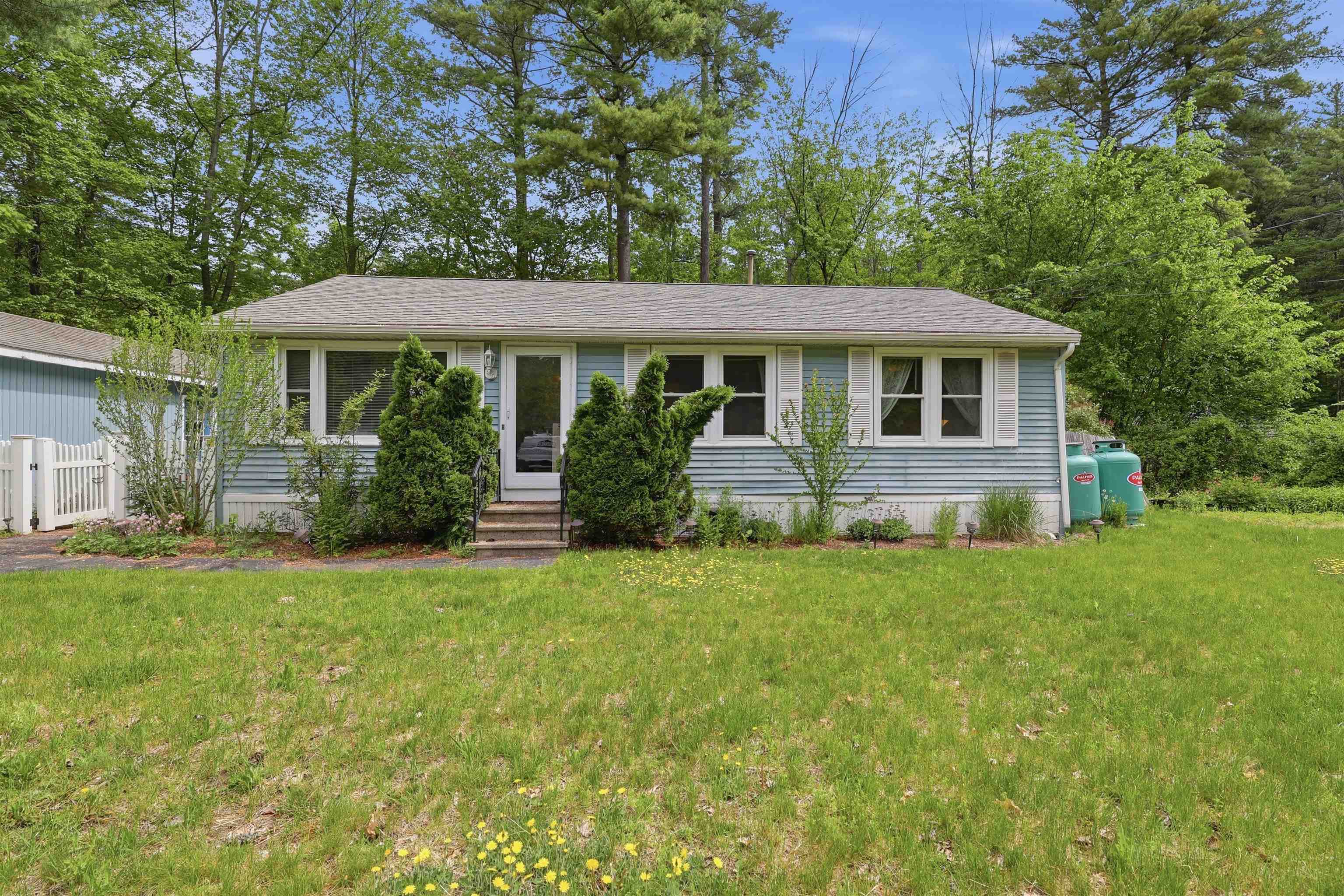 63 Trestle Brook Dr, Nashua, NH 03062