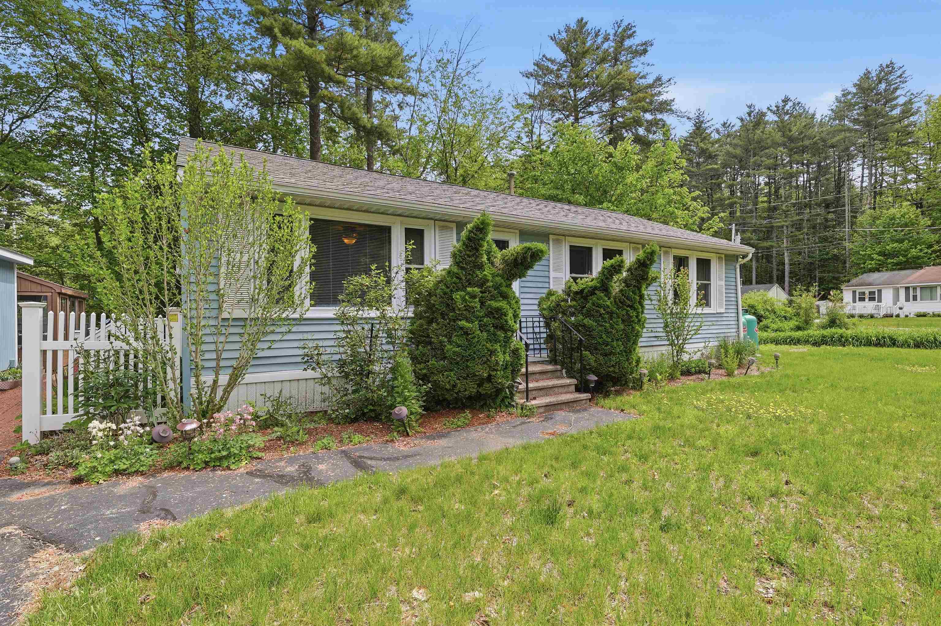 63 Trestle Brook Dr, Nashua, NH 03062