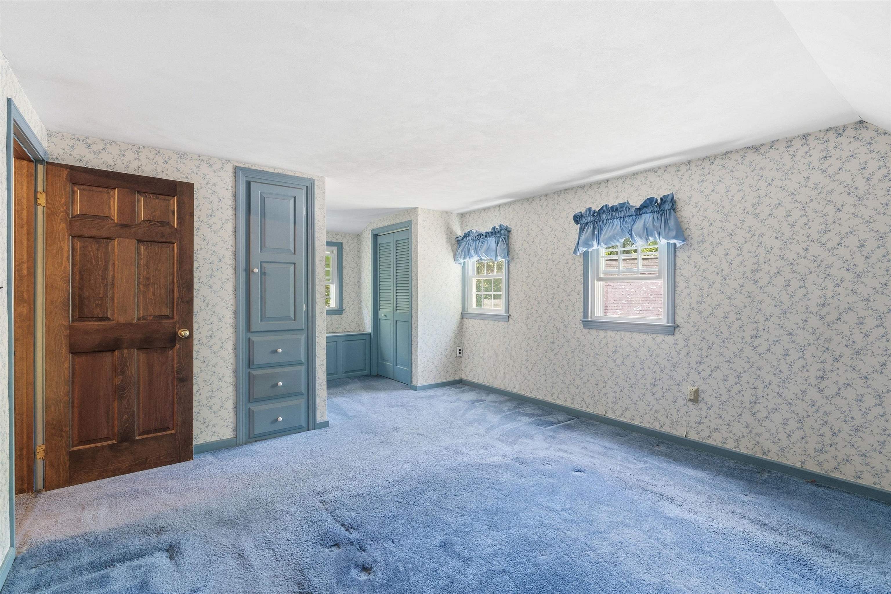 12 Crescent Cir, Pelham, NH 03076
