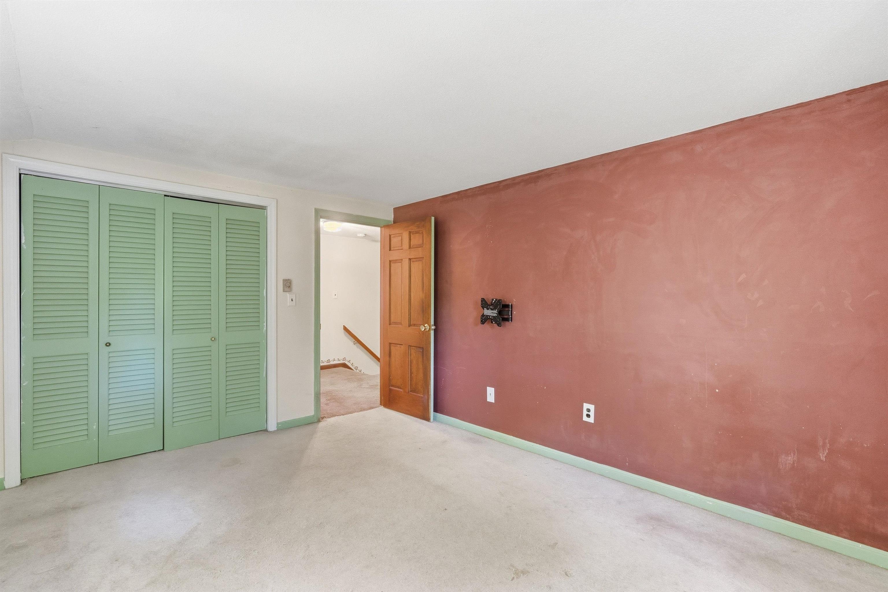 12 Crescent Cir, Pelham, NH 03076