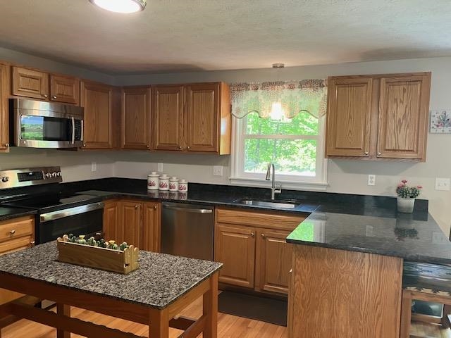 11 Lantern Ln, Londonderry, NH 03053