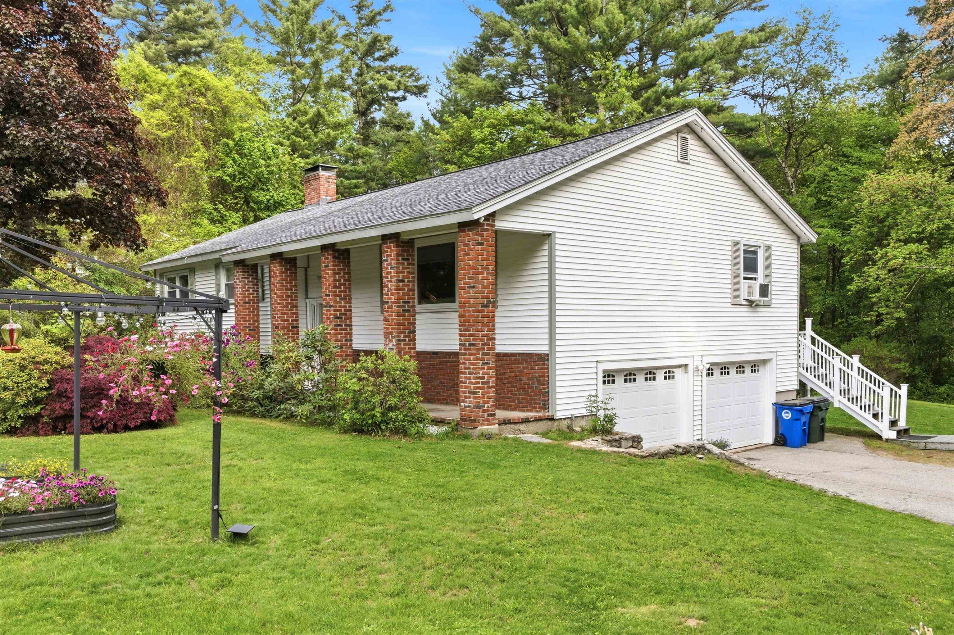 16 Glenwood Dr, Goffstown, NH 03045