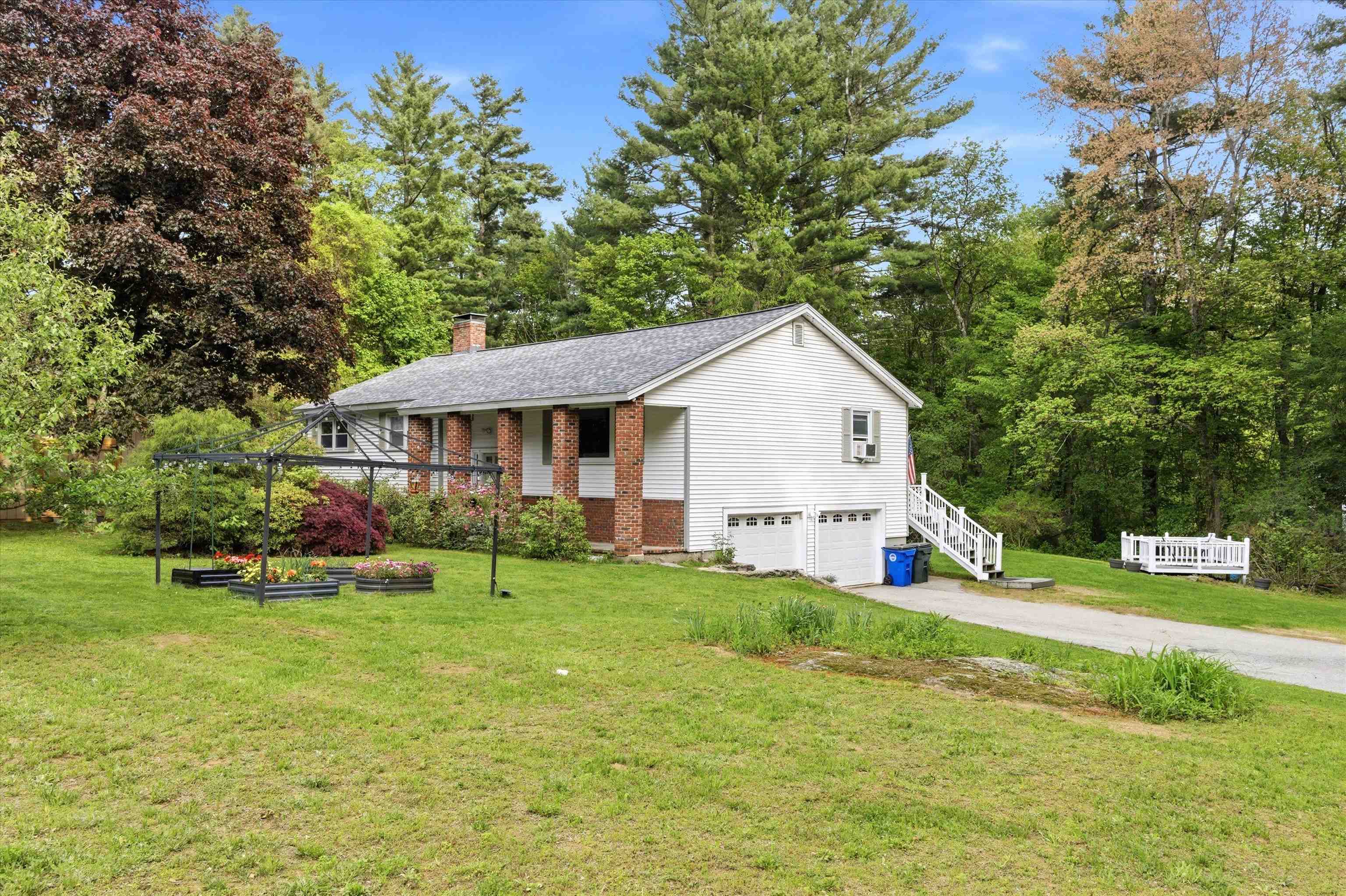 16 Glenwood Dr, Goffstown, NH 03045