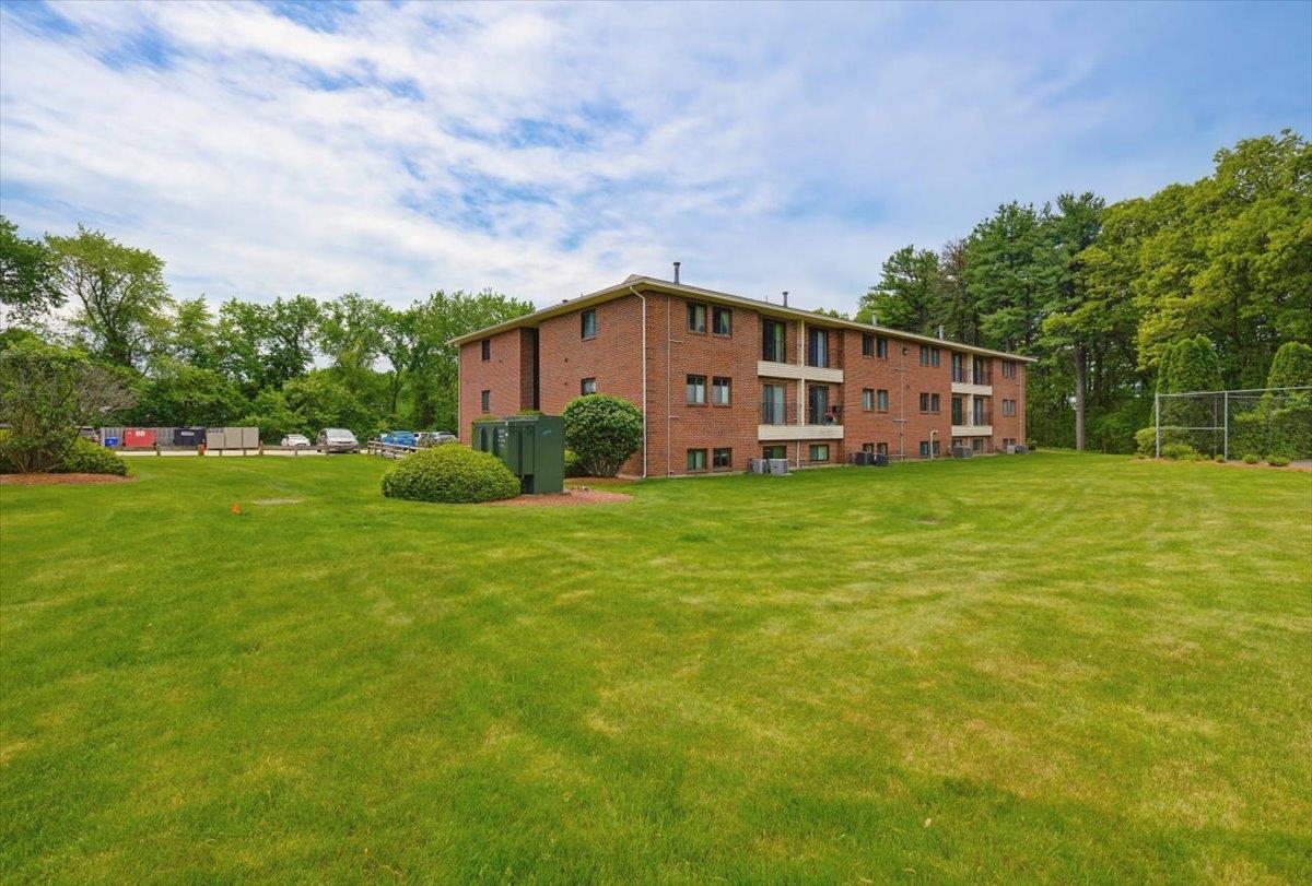 525 Abbott Farm Ln, Hudson, NH 03051