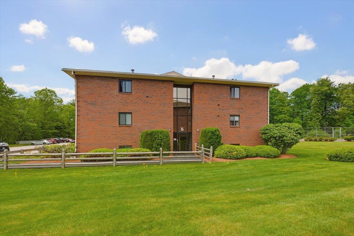 525 Abbott Farm Ln, Hudson, NH 03051