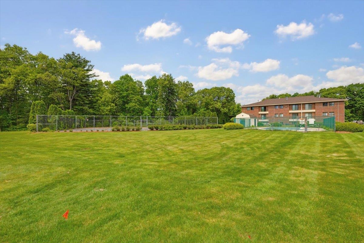 525 Abbott Farm Ln, Hudson, NH 03051