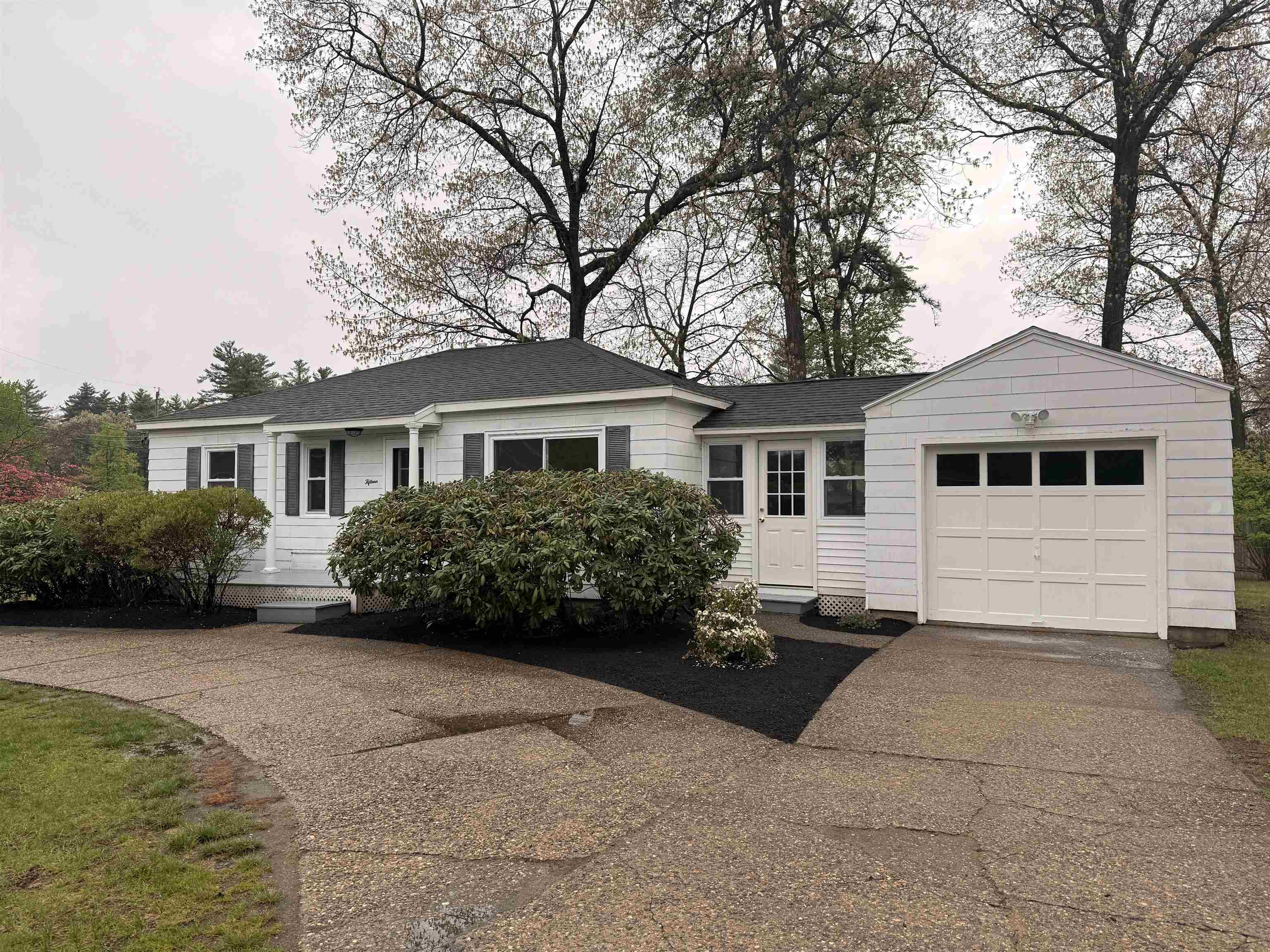 15 Woodbury Ln, Bedford, NH 03110