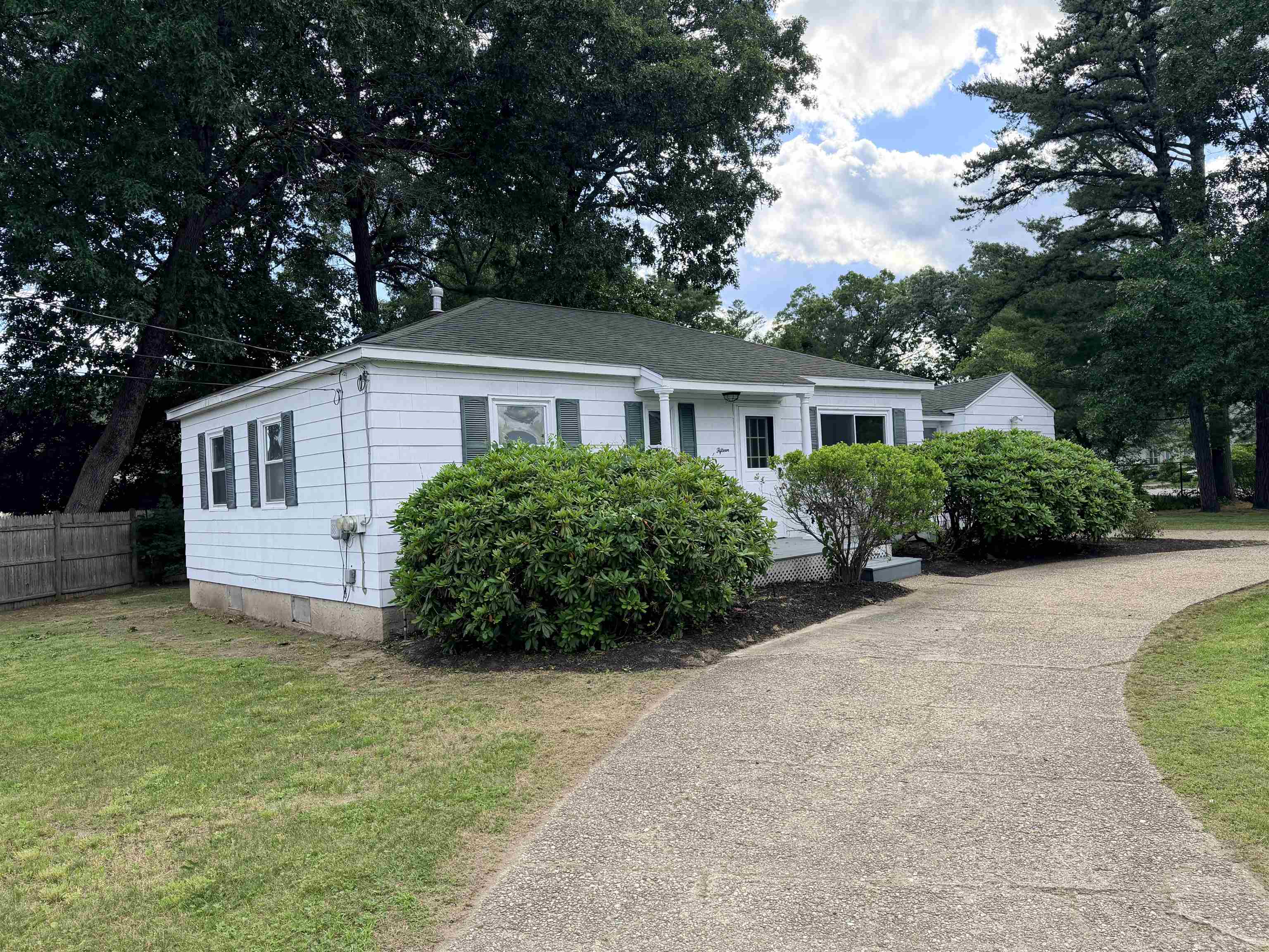 15 Woodbury Ln, Bedford, NH 03110