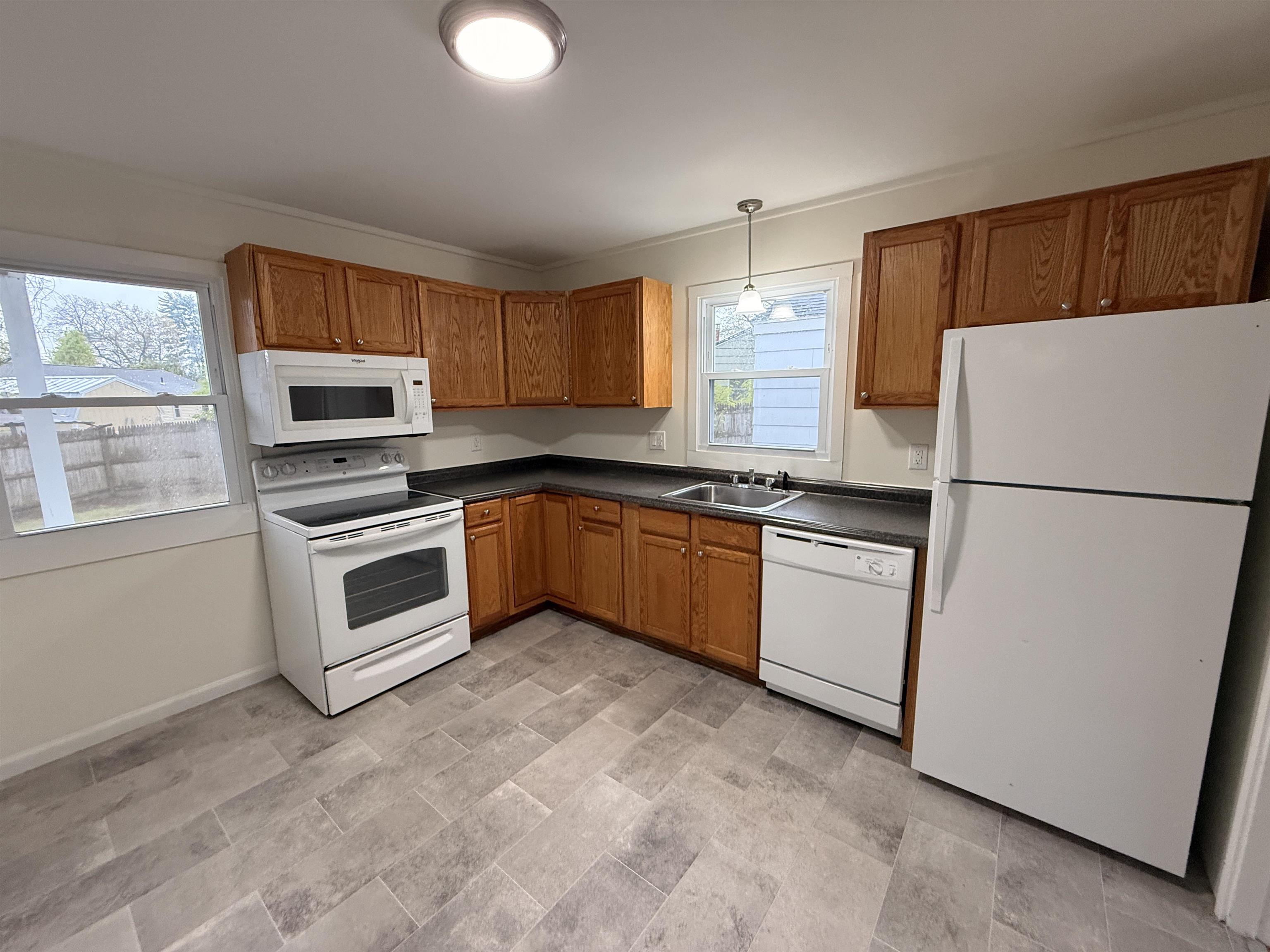 15 Woodbury Ln, Bedford, NH 03110