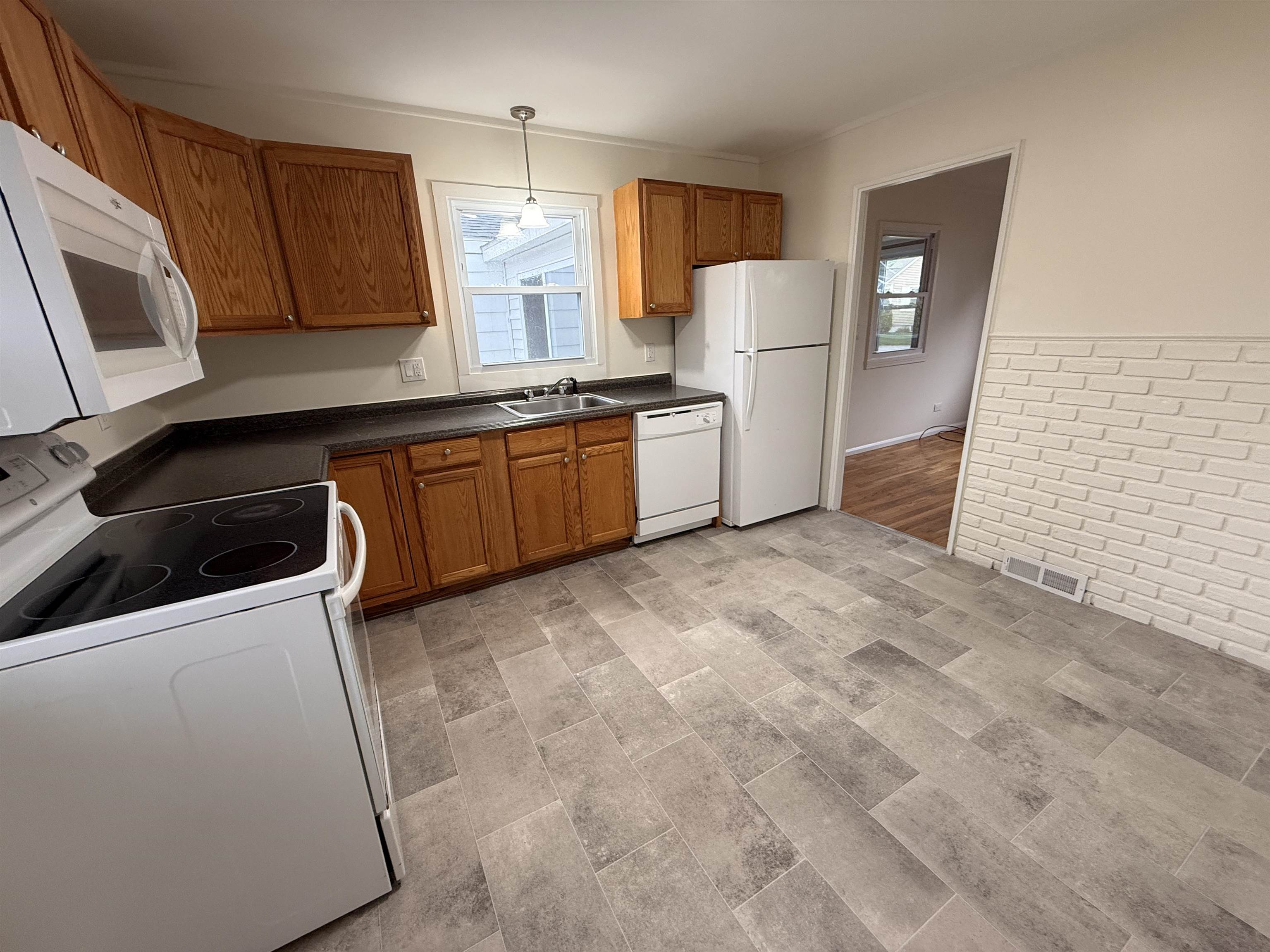 15 Woodbury Ln, Bedford, NH 03110