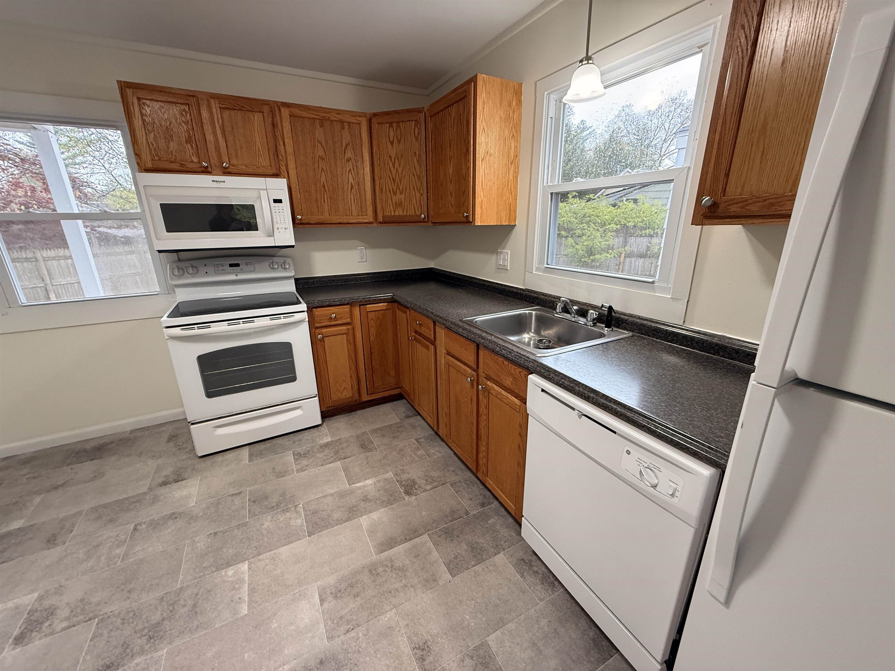 15 Woodbury Ln, Bedford, NH 03110