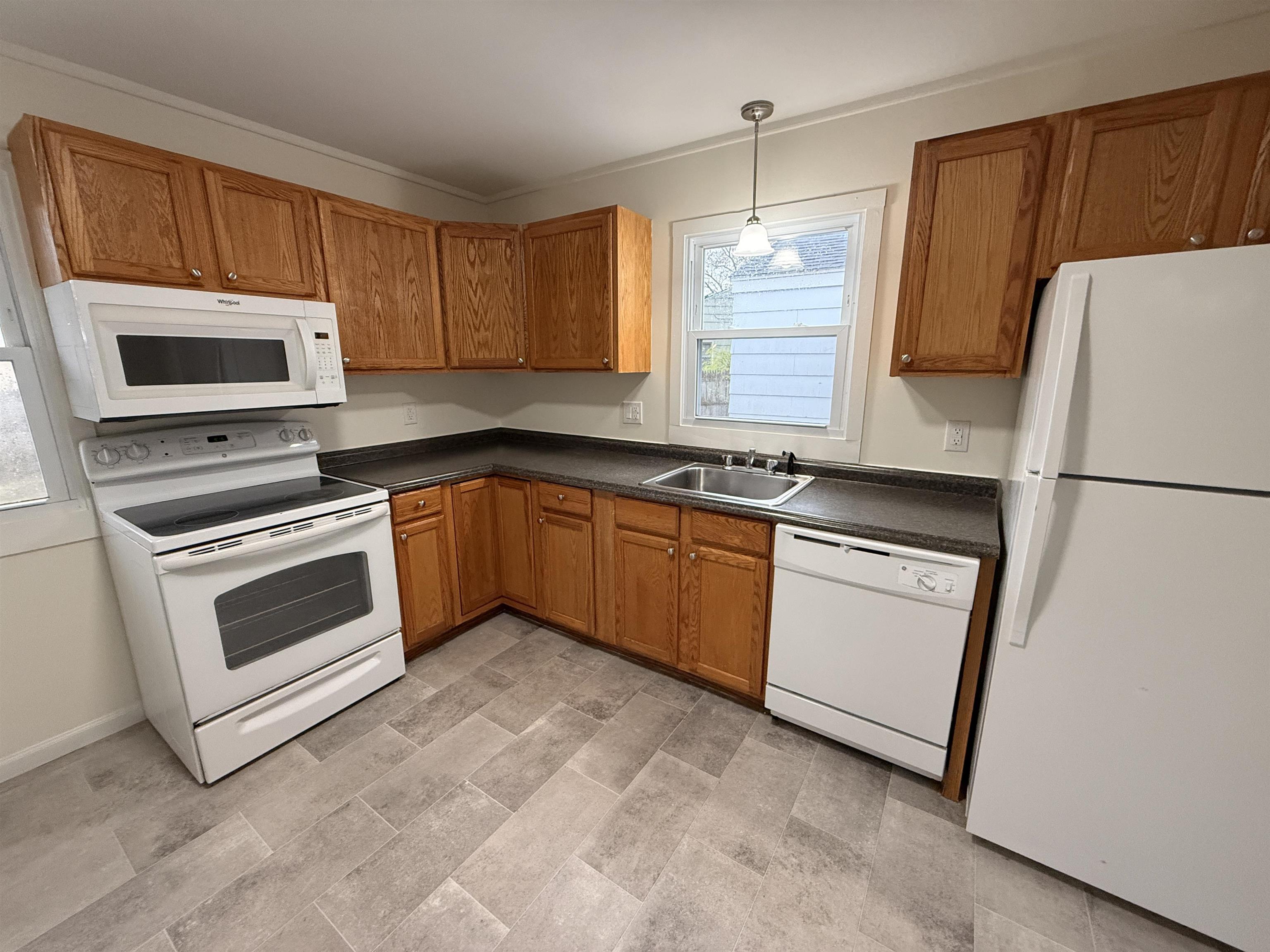 15 Woodbury Ln, Bedford, NH 03110