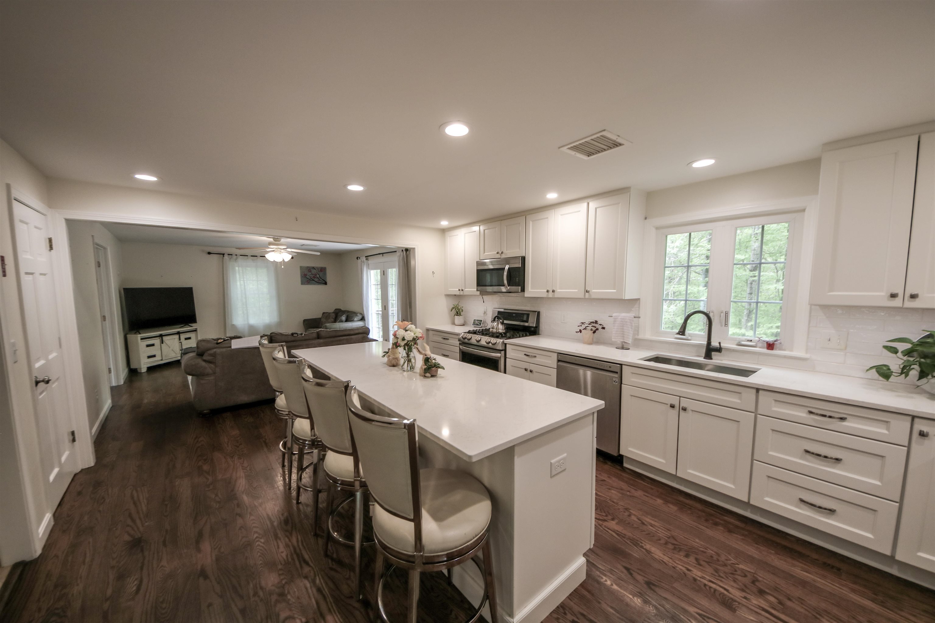 6 Maryann Ln, Merrimack, NH 03054