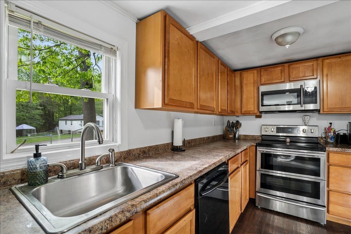 15 Hilda Ave, Derry, NH 03038