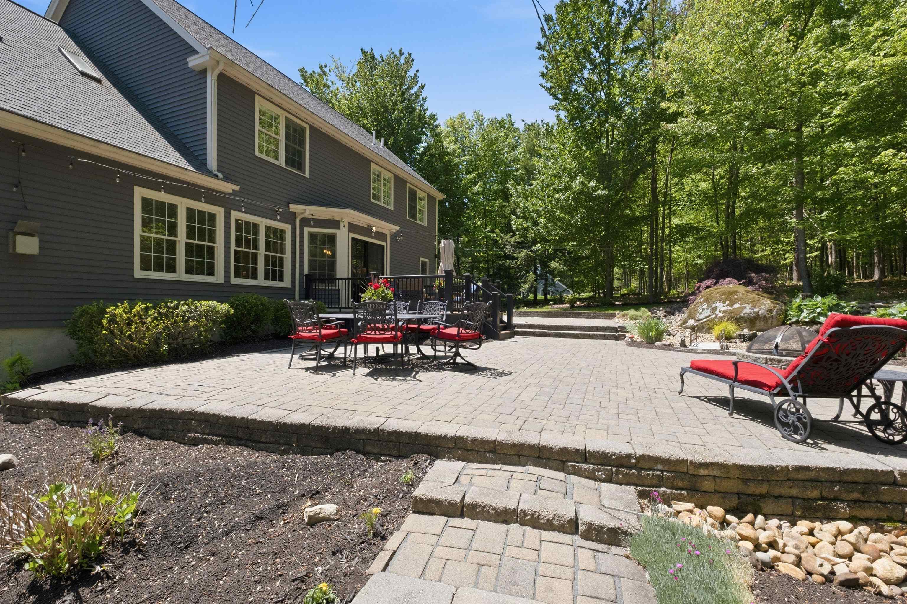 2 Whittier Dr, Bow, NH 03304