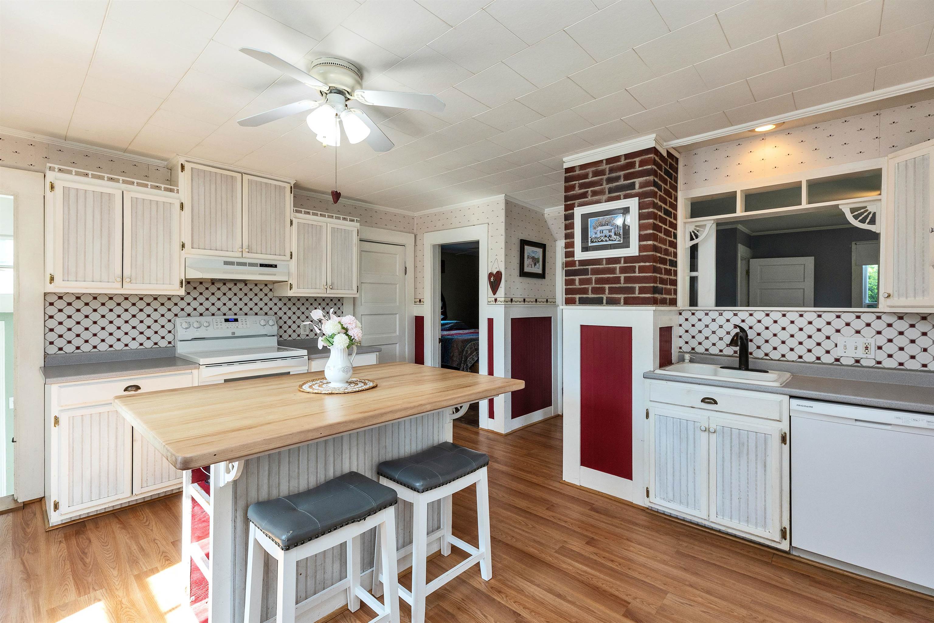 38 West St, Milford, NH 03055