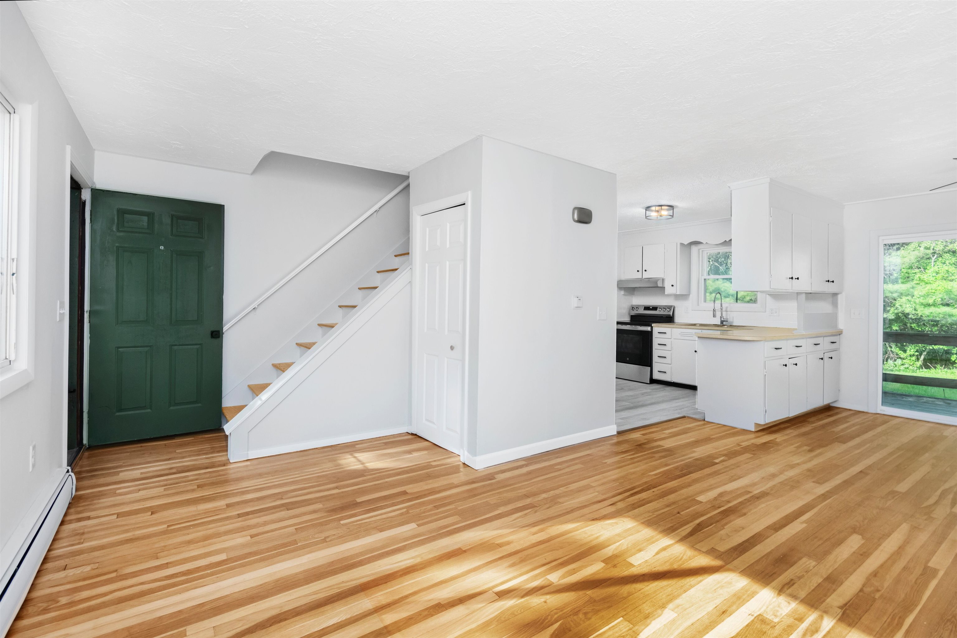 14 Oliver Dr, Hudson, NH 03051