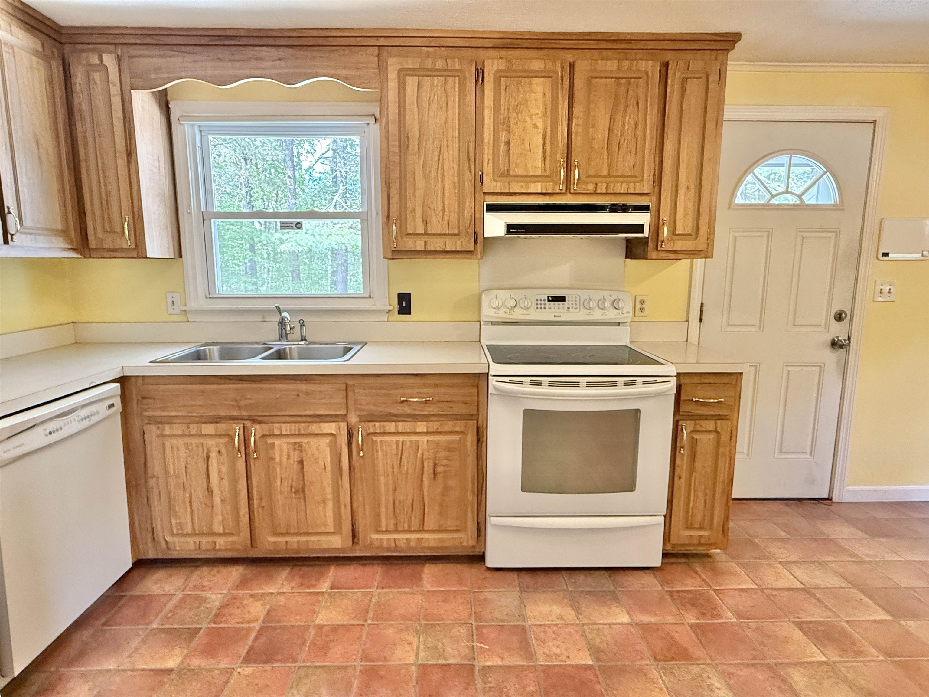 4 Rita Ave, Pelham, NH 03076