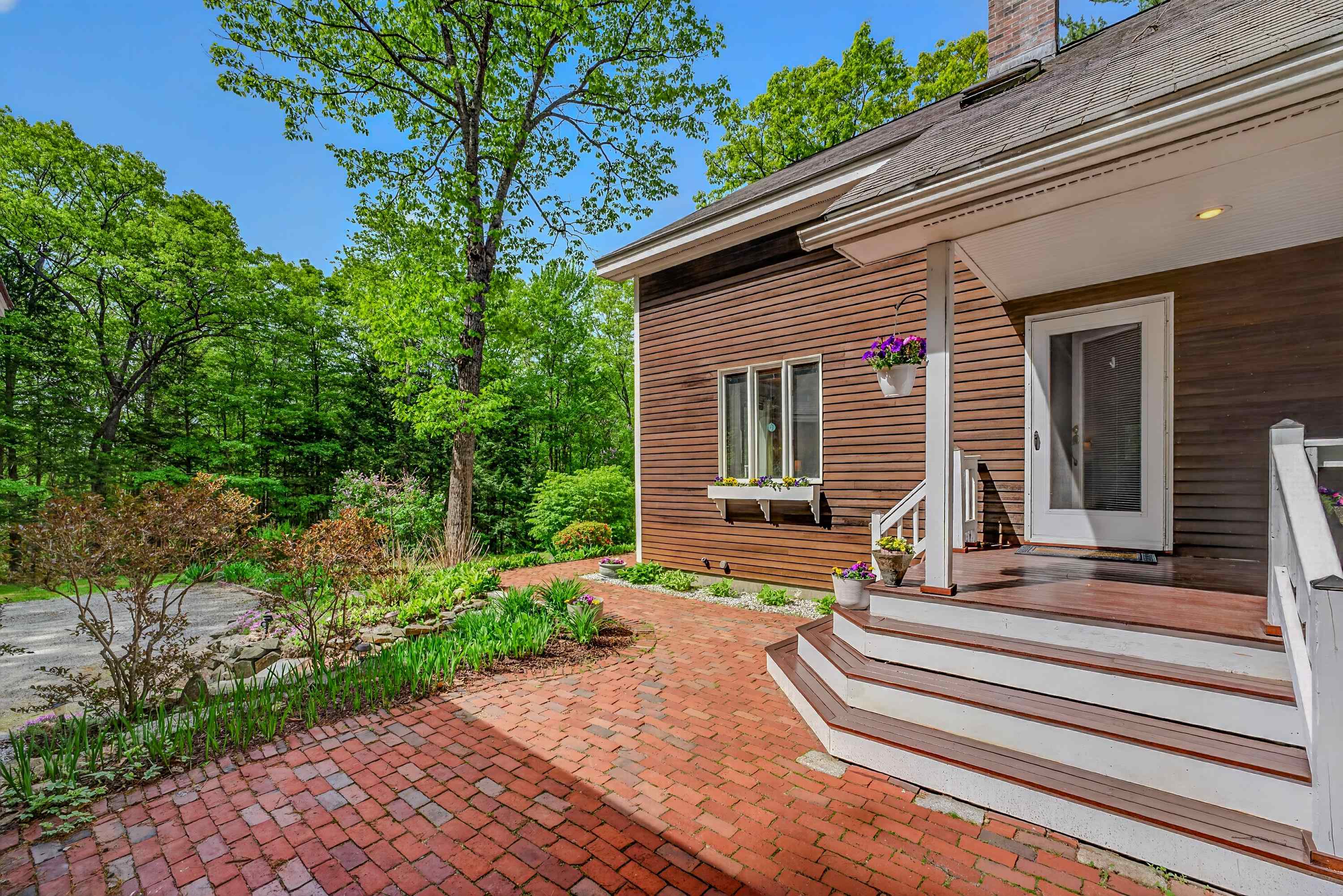 34 Sunrise Cir, Plymouth, NH 03264