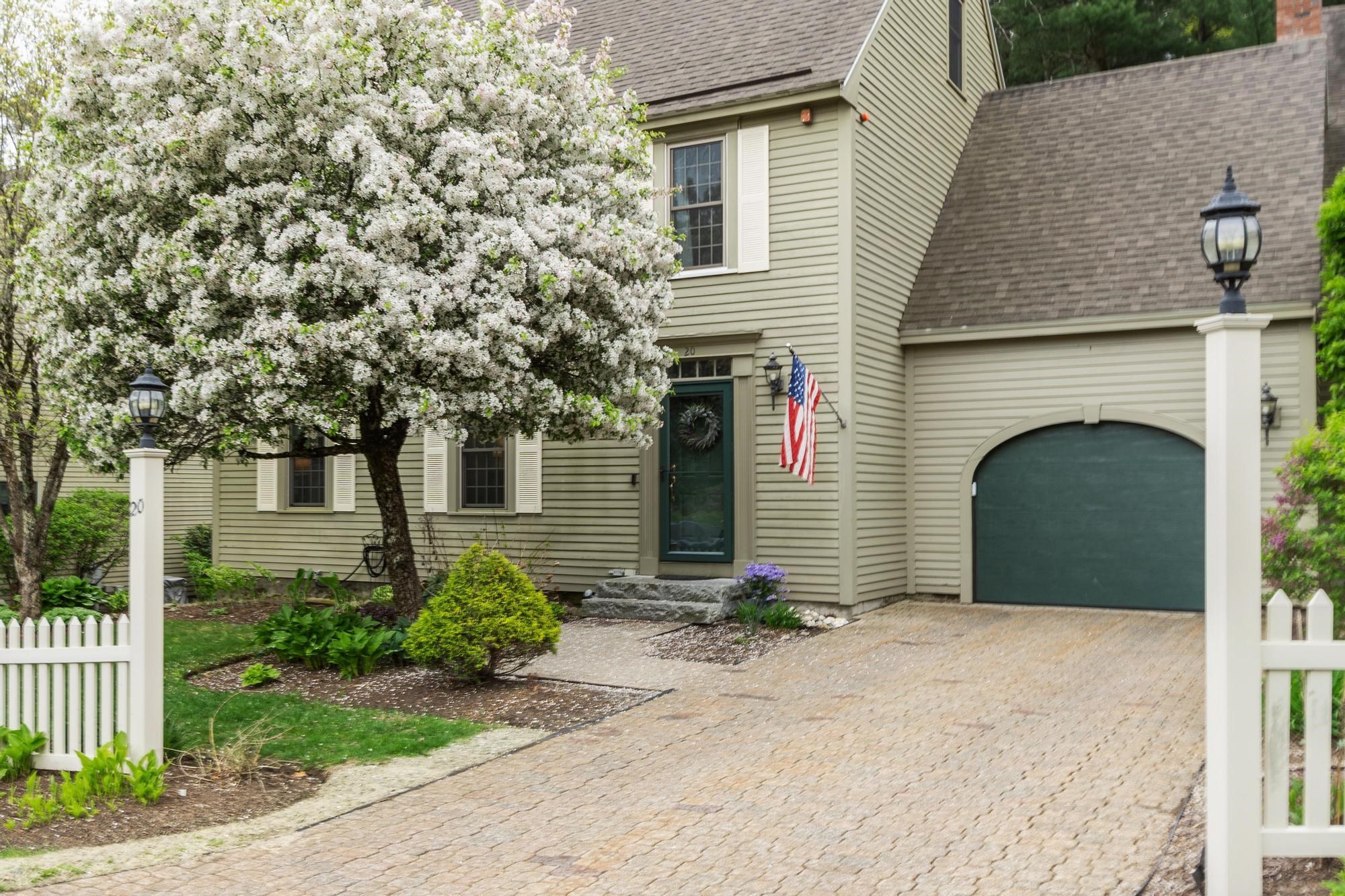 20 Lamplight Dr, Atkinson, NH 03811