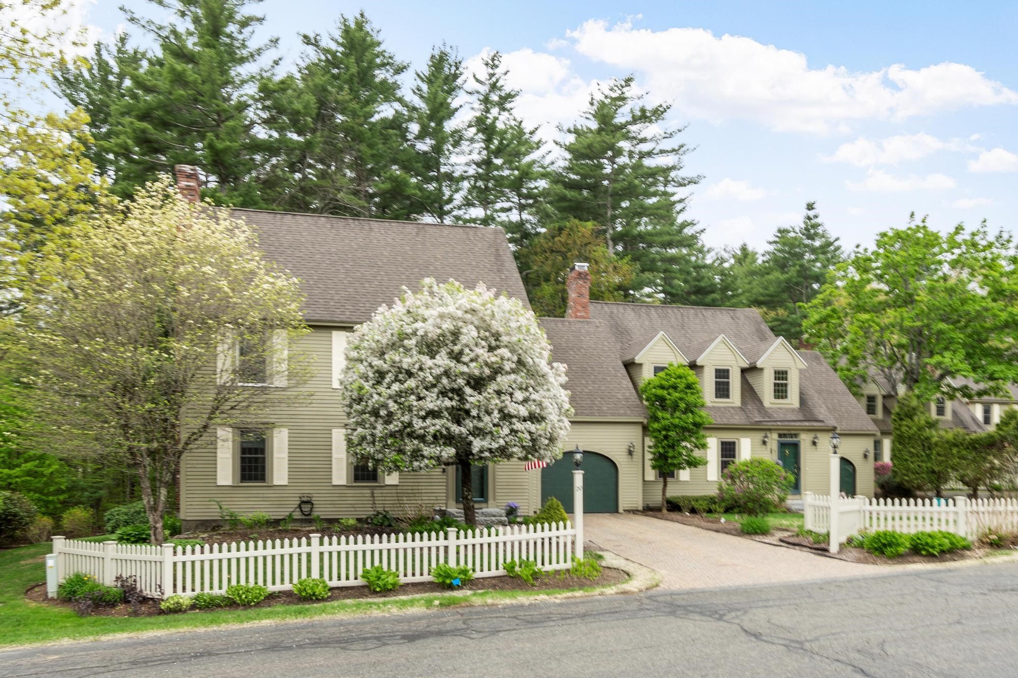 20 Lamplight Dr, Atkinson, NH 03811