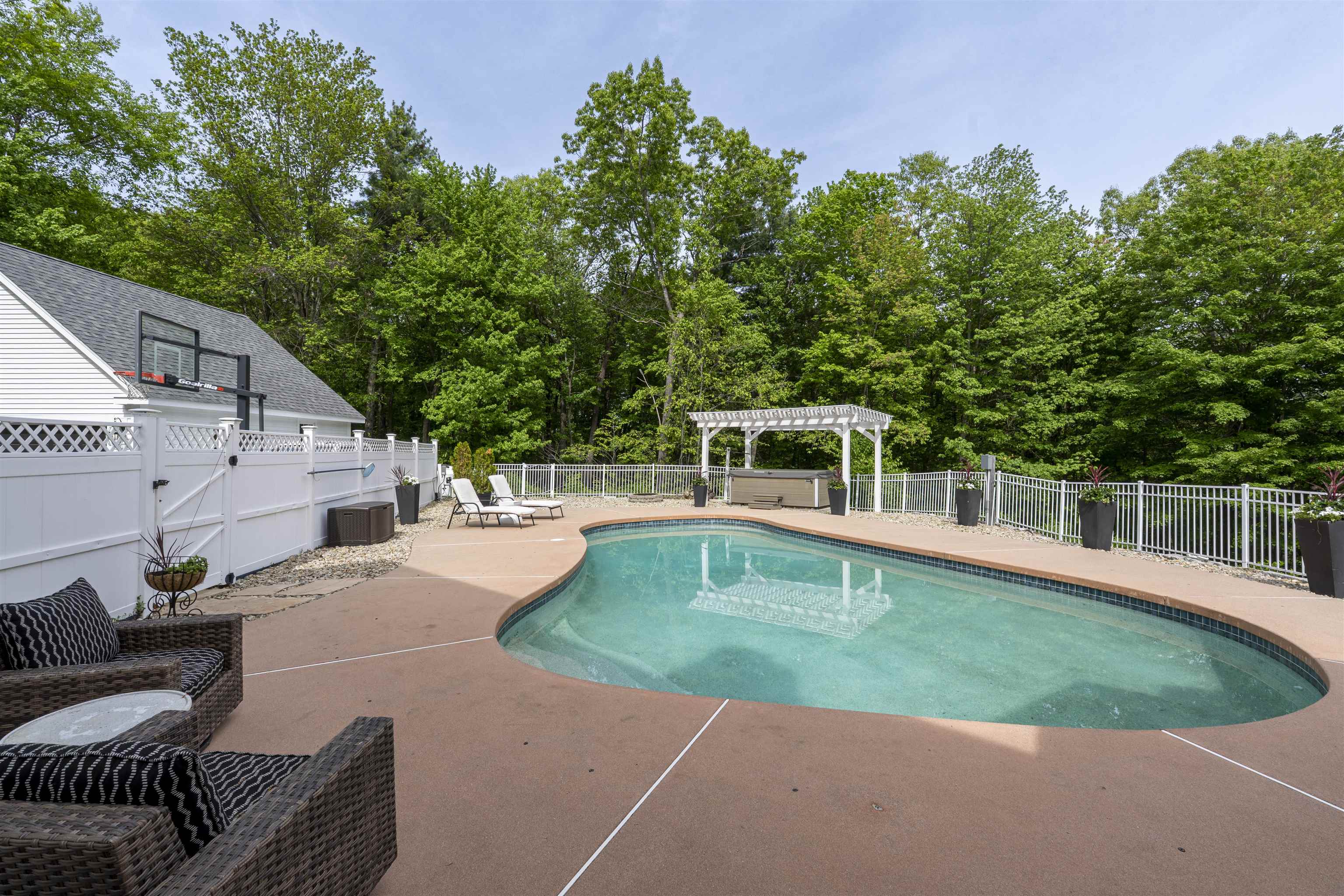47 Hawk Dr, Bedford, NH 03104