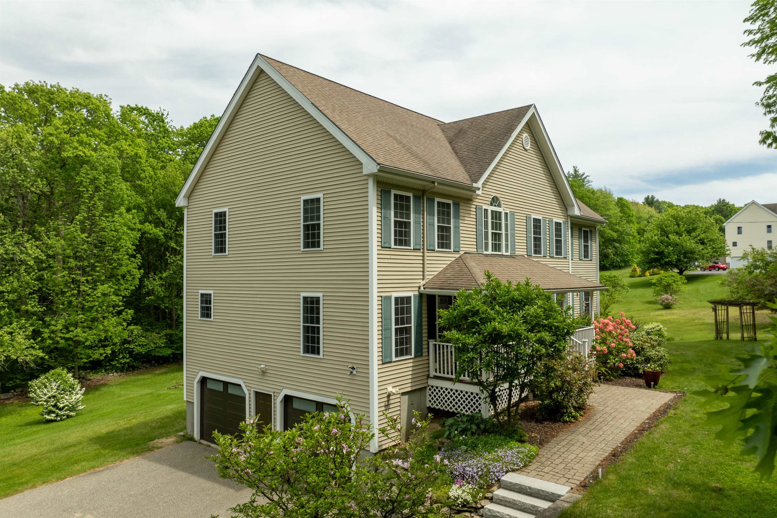 537 Pingree Hill Rd, Auburn, NH 03032