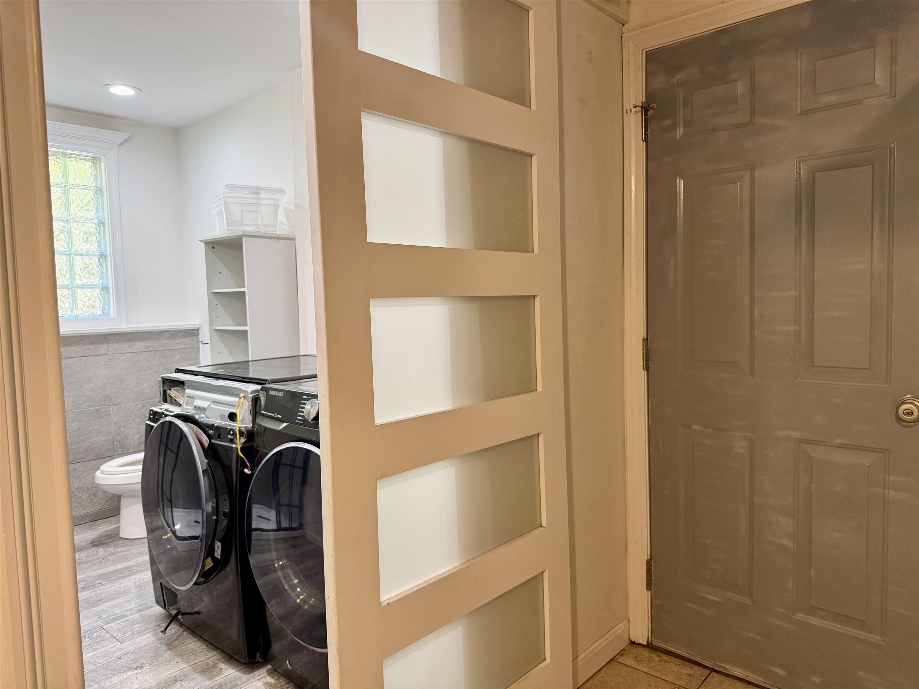 Lowerl levelfull bath and garage entrance