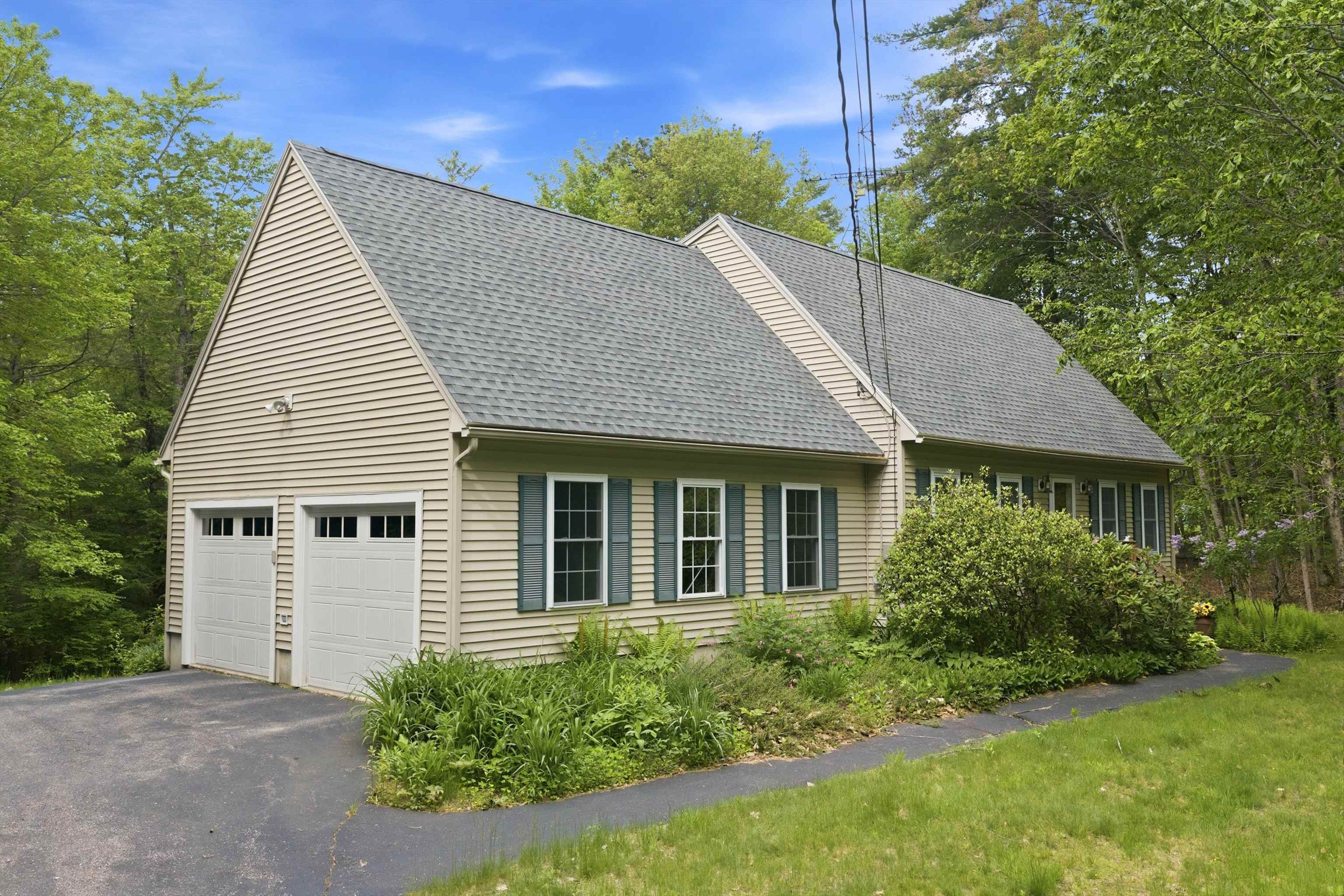 36 Church St, Deerfield, NH 03037