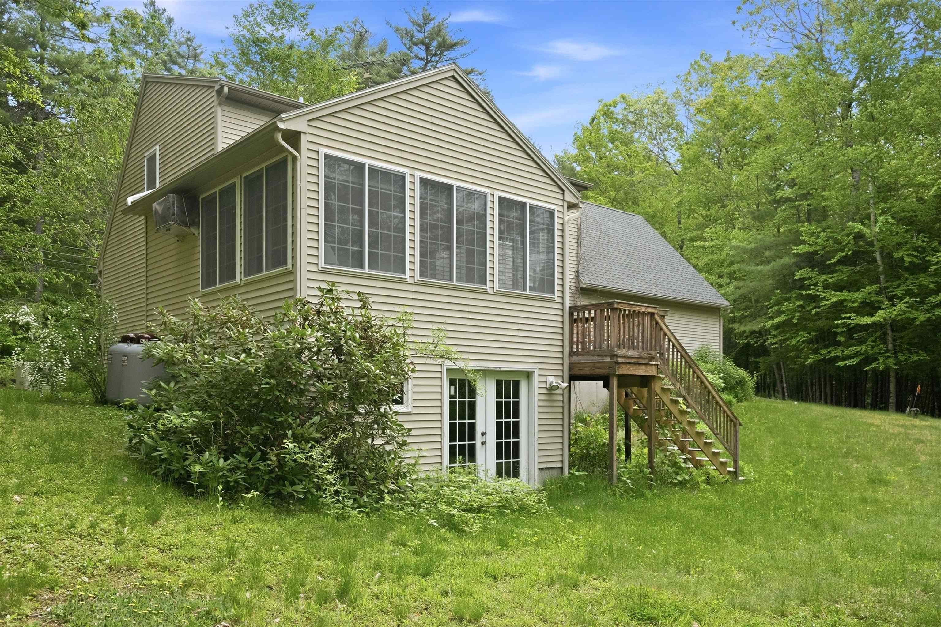 36 Church St, Deerfield, NH 03037