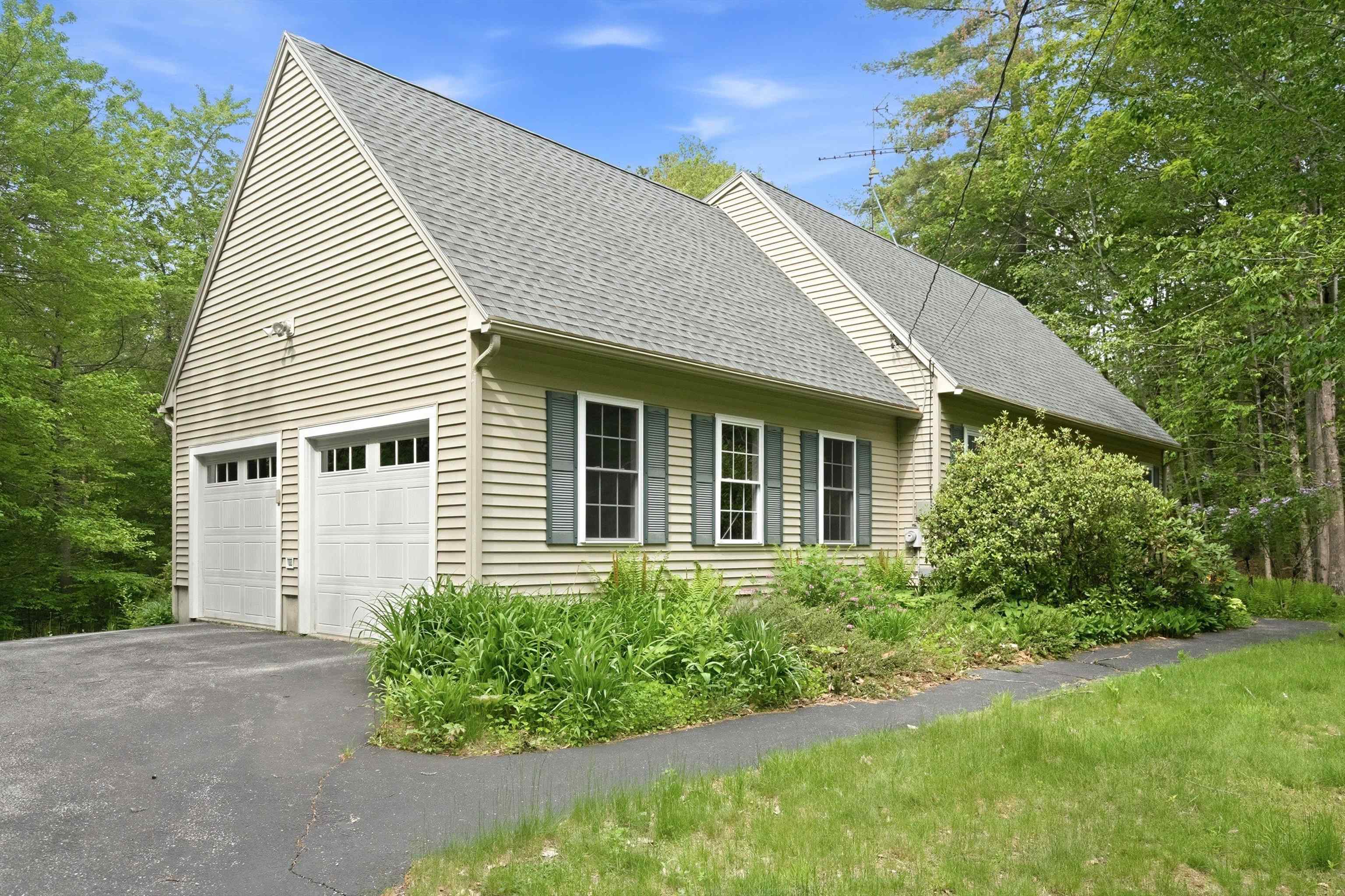 36 Church St, Deerfield, NH 03037
