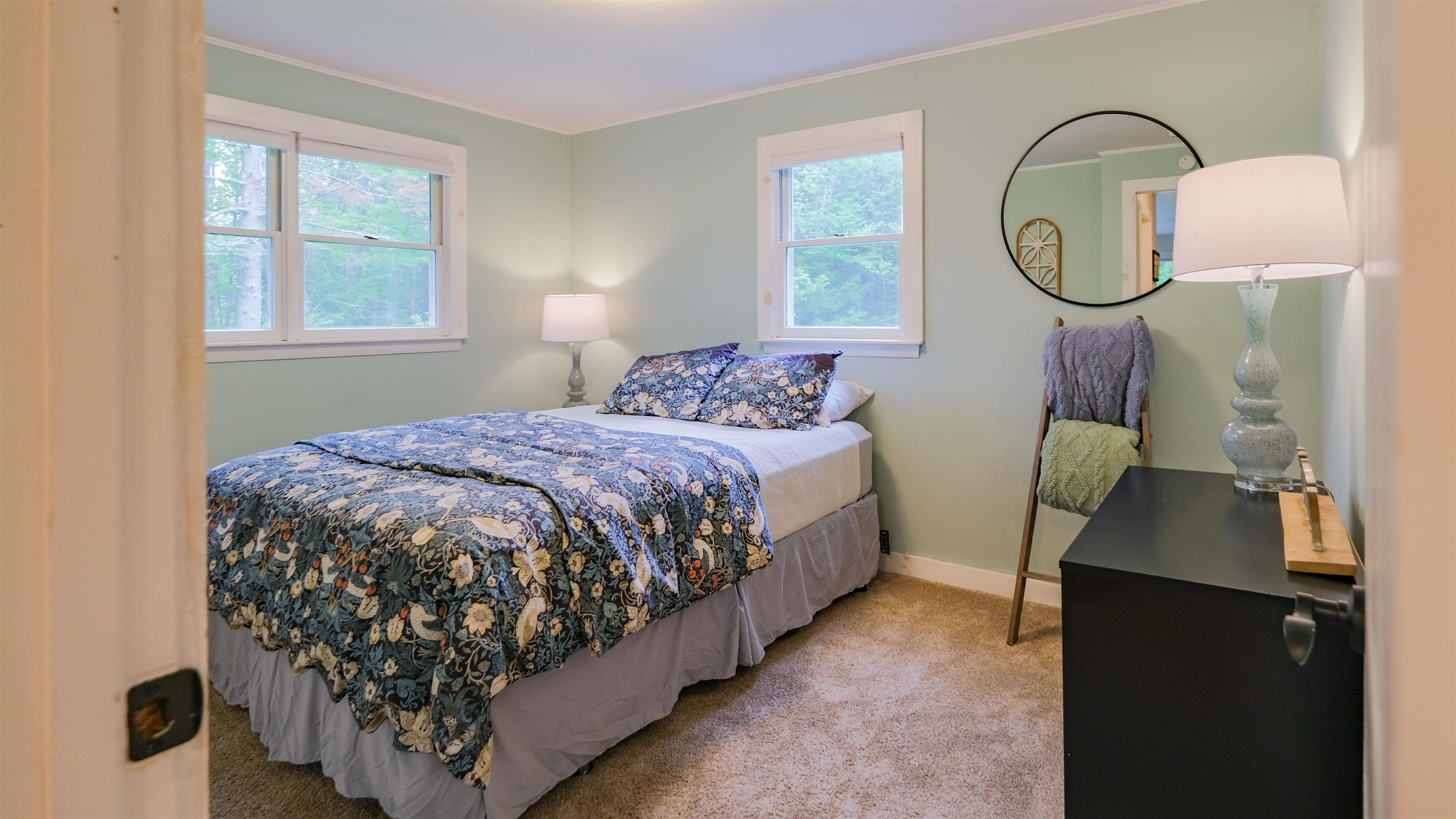 Queen bedded room 25374492