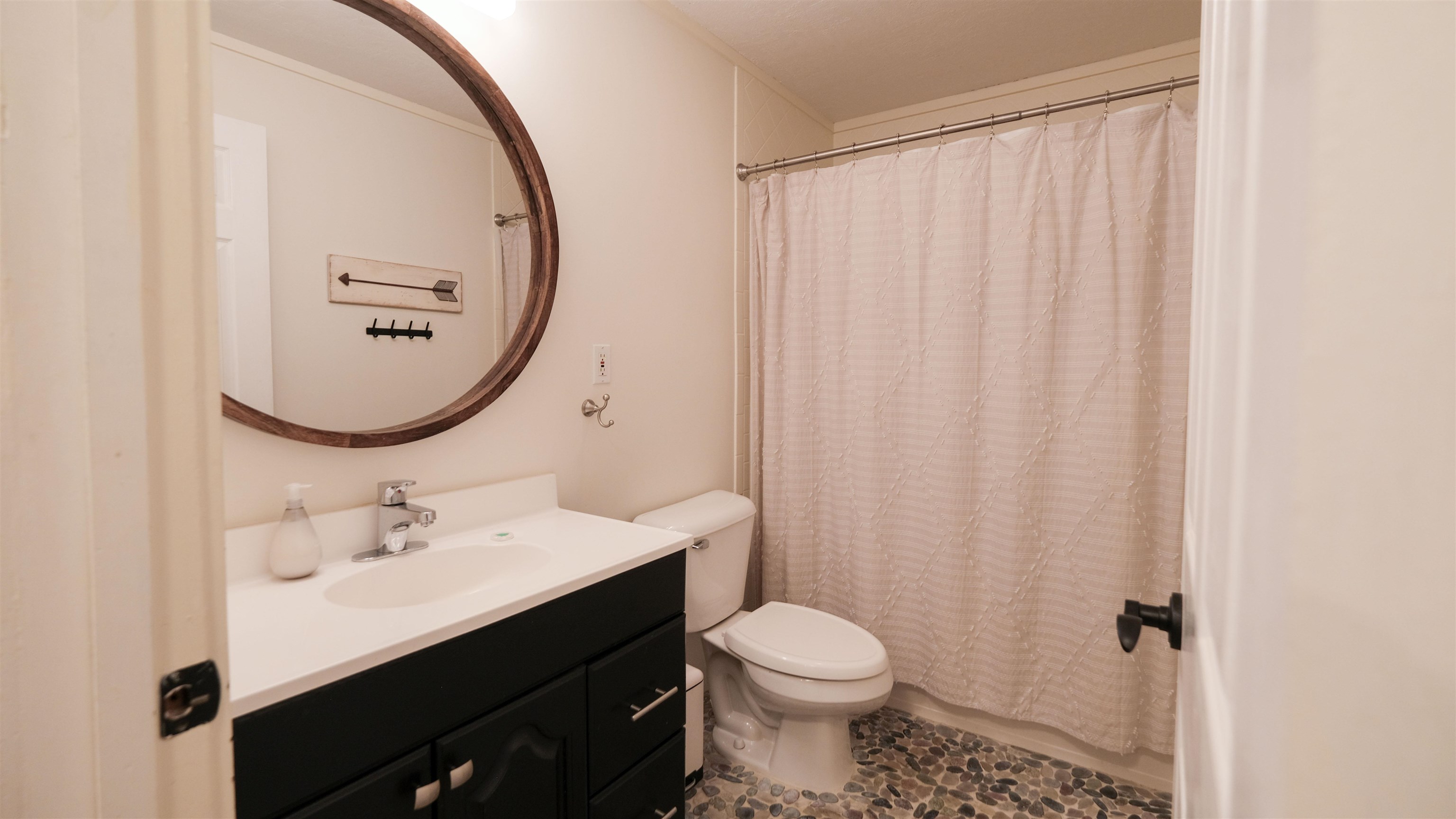 Full bath on main level 25374559