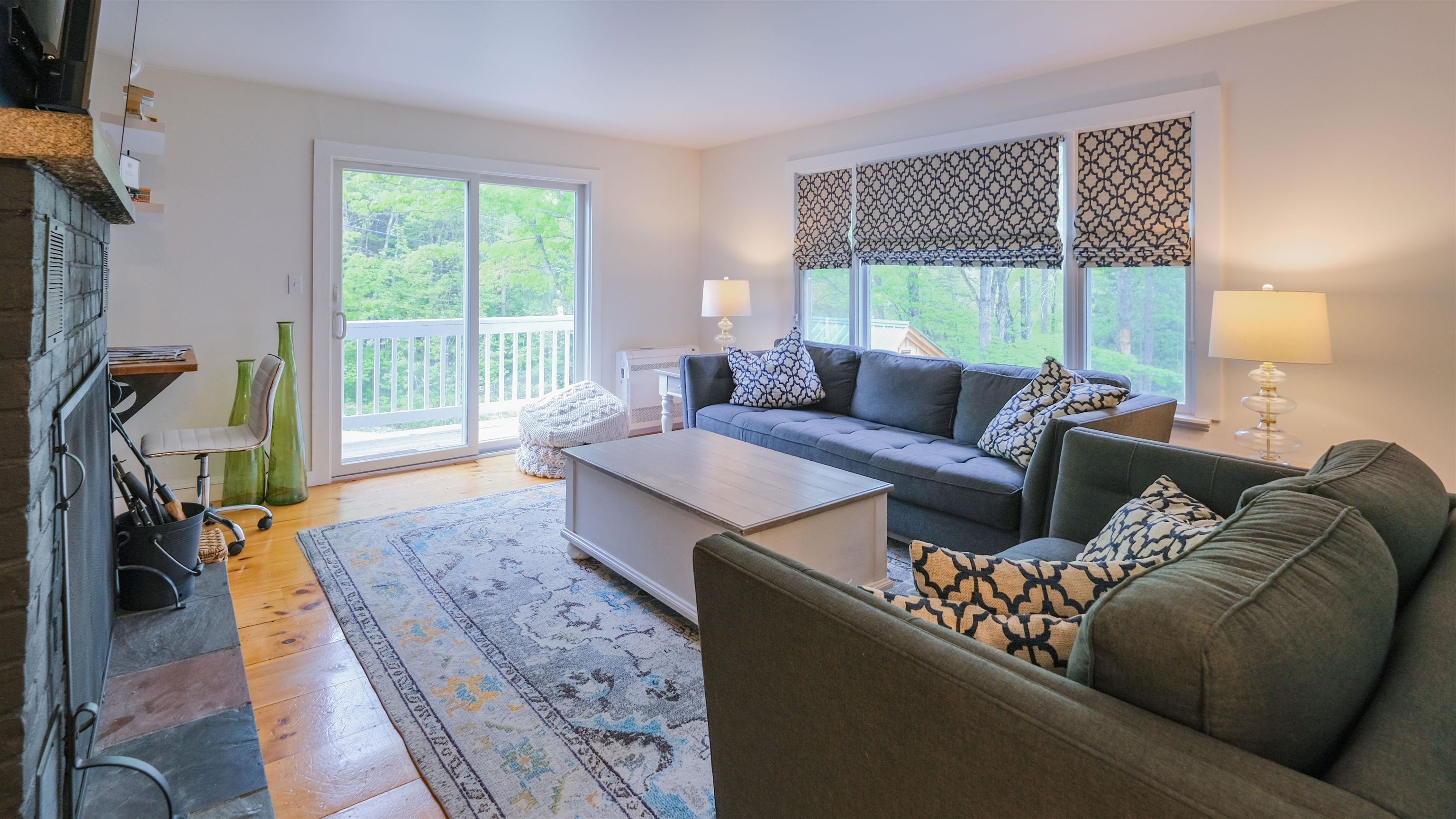 Access to outside deck 25374495