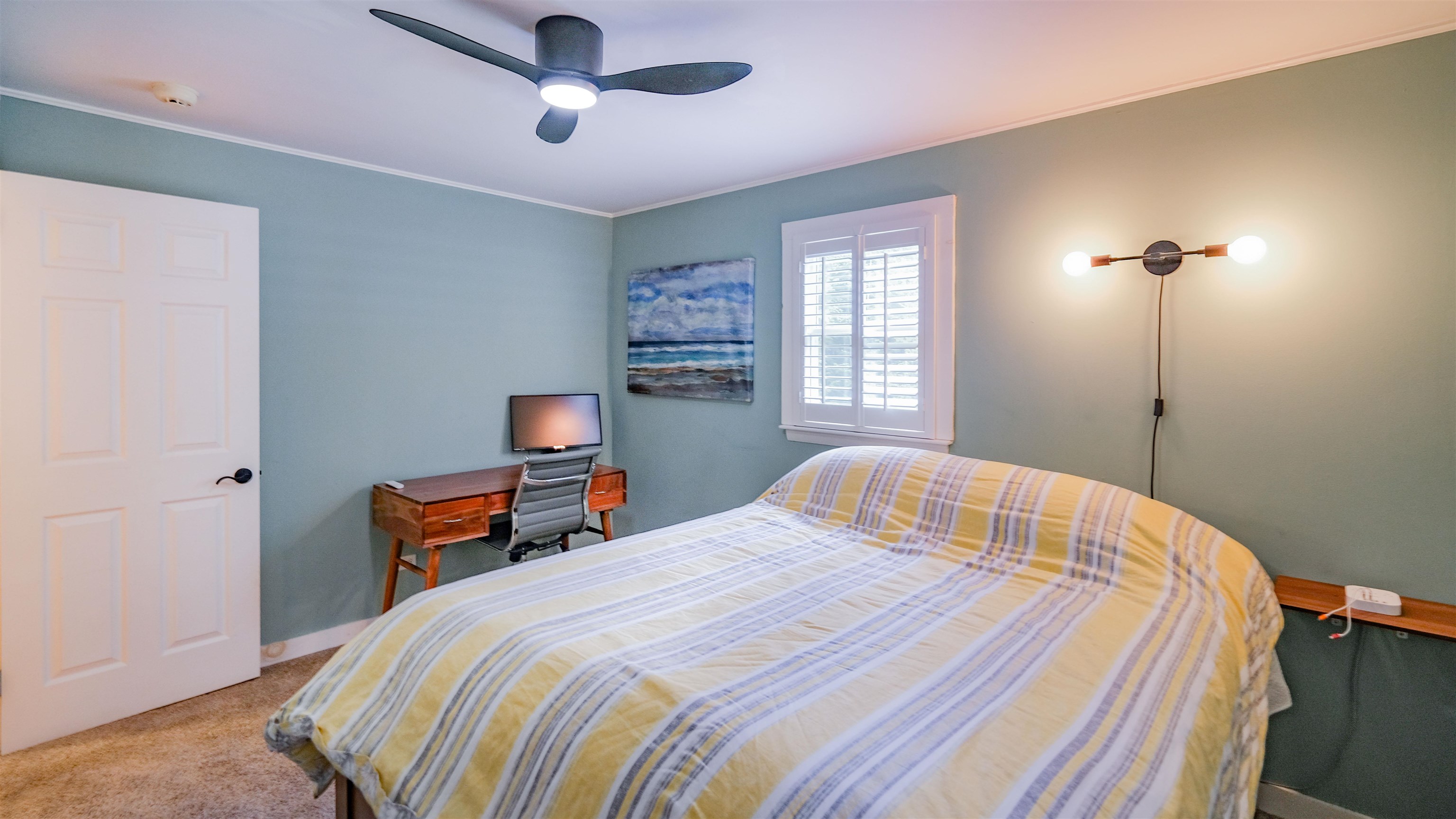 Extra room for desk area 25374508