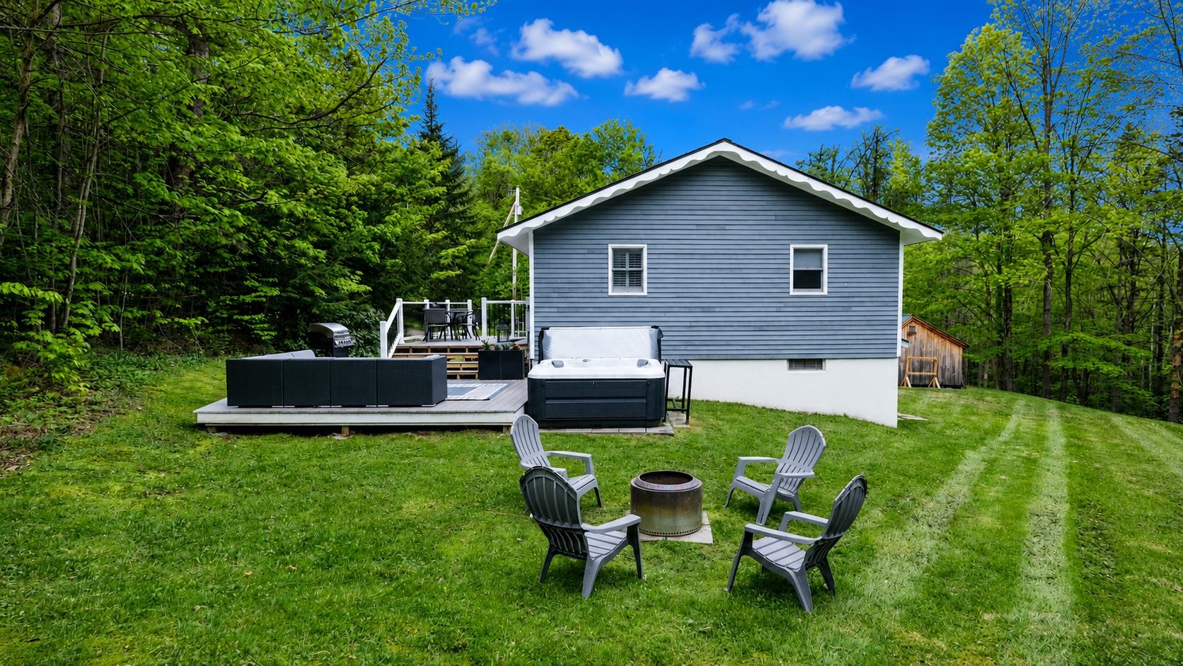 Backyard with fire pit 25374521