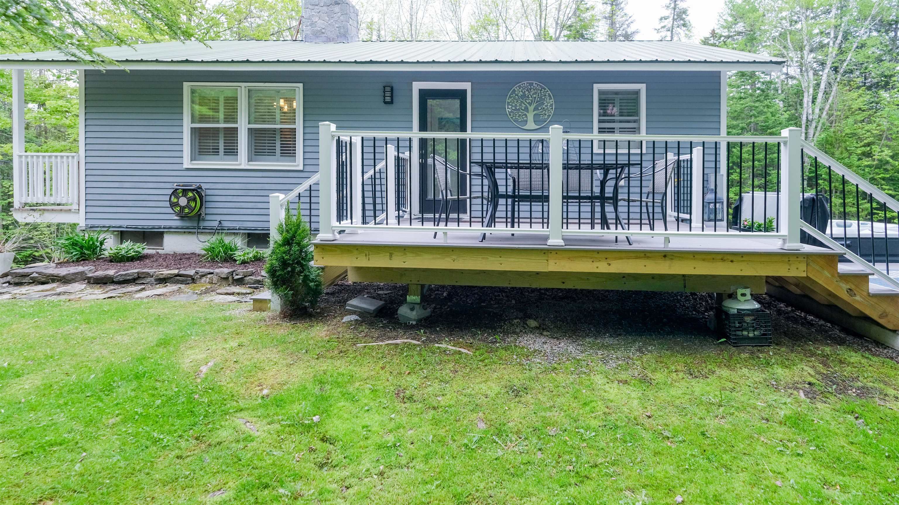 Side yard with stone walkway 25374484