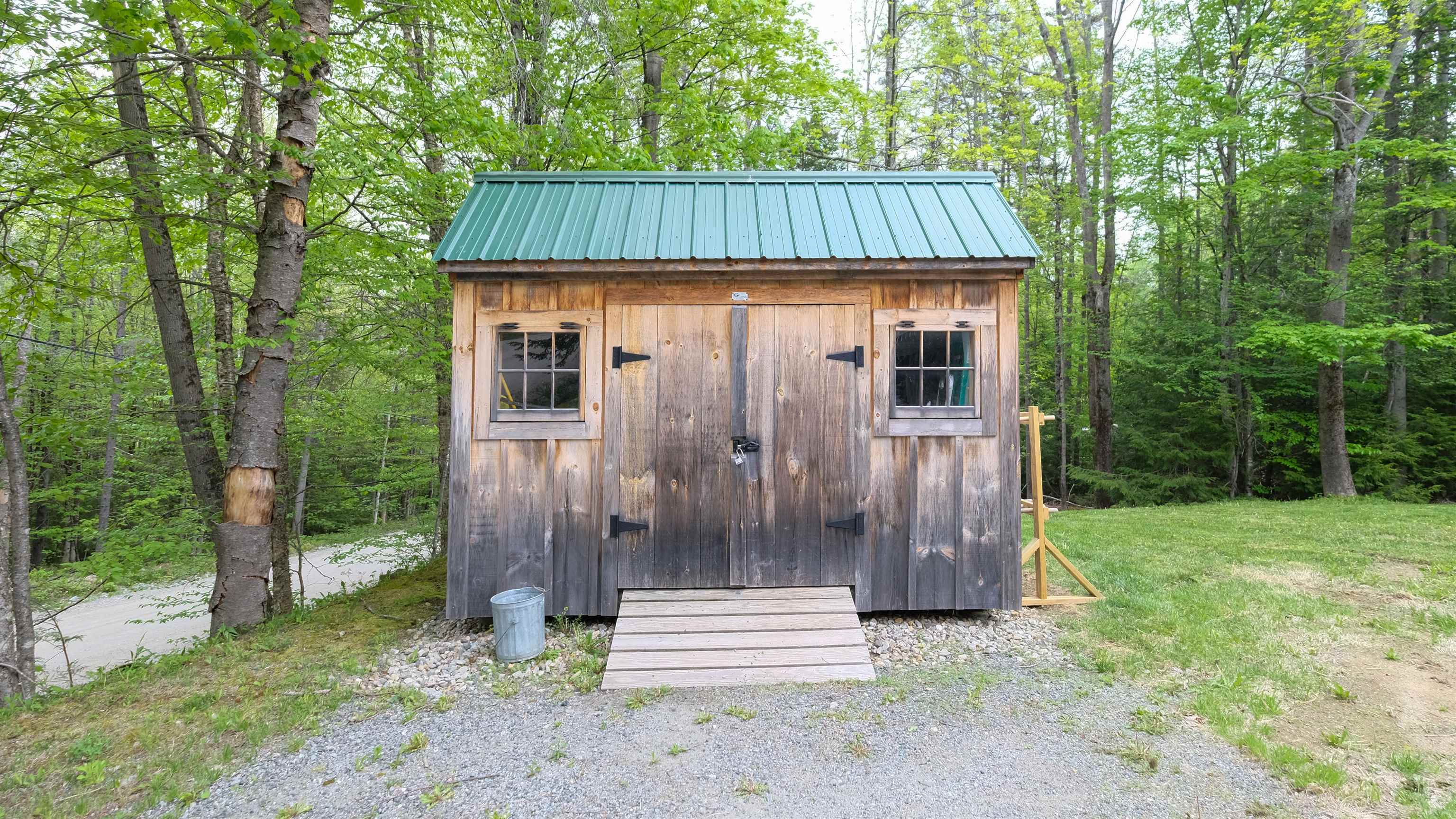 Shed in yard for storage 25382635