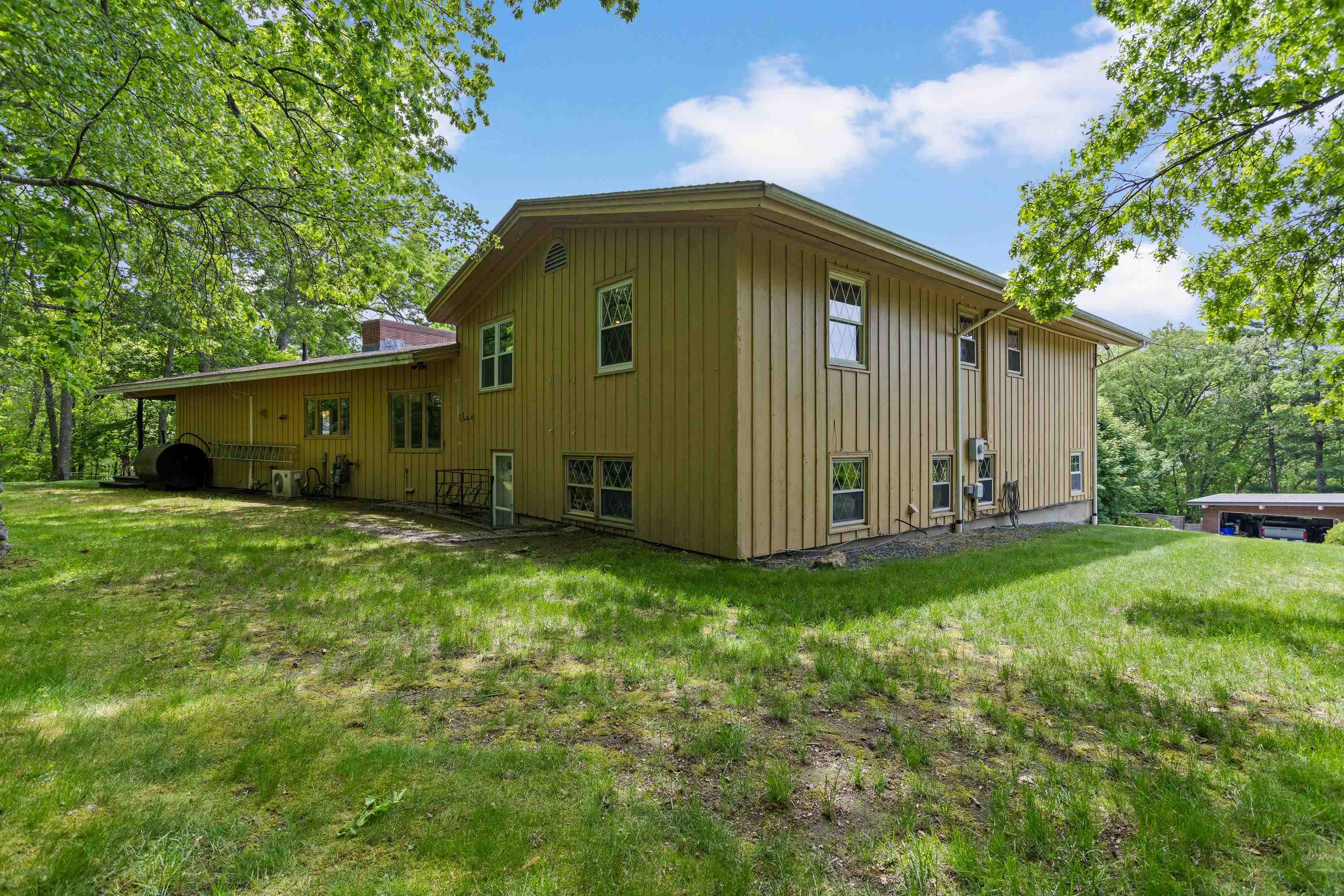 33 High Ridge Rd, Manchester, NH 03104
